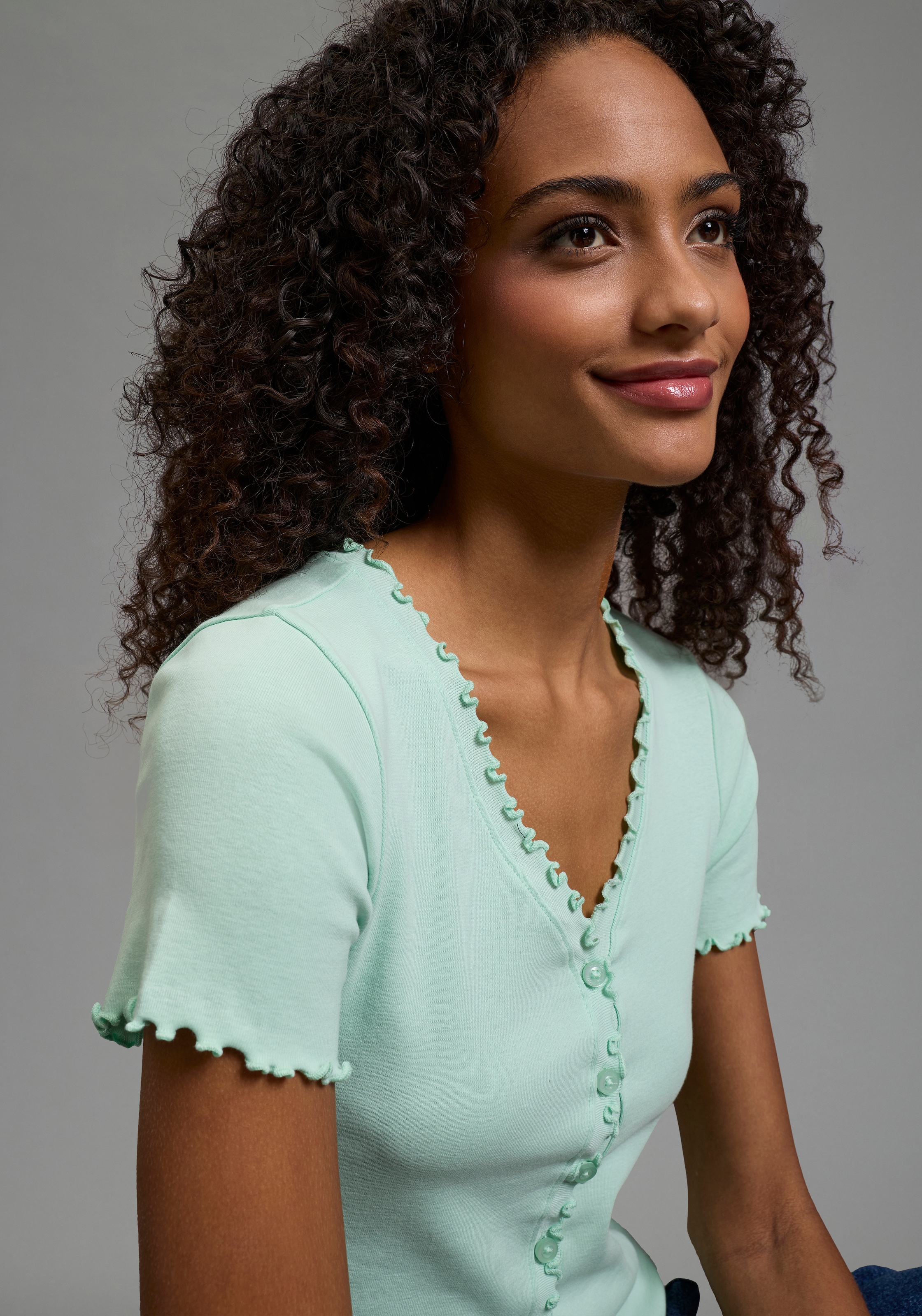 KangaROOS T-shirt mit Knopfleiste und verspieltem Rollsaum