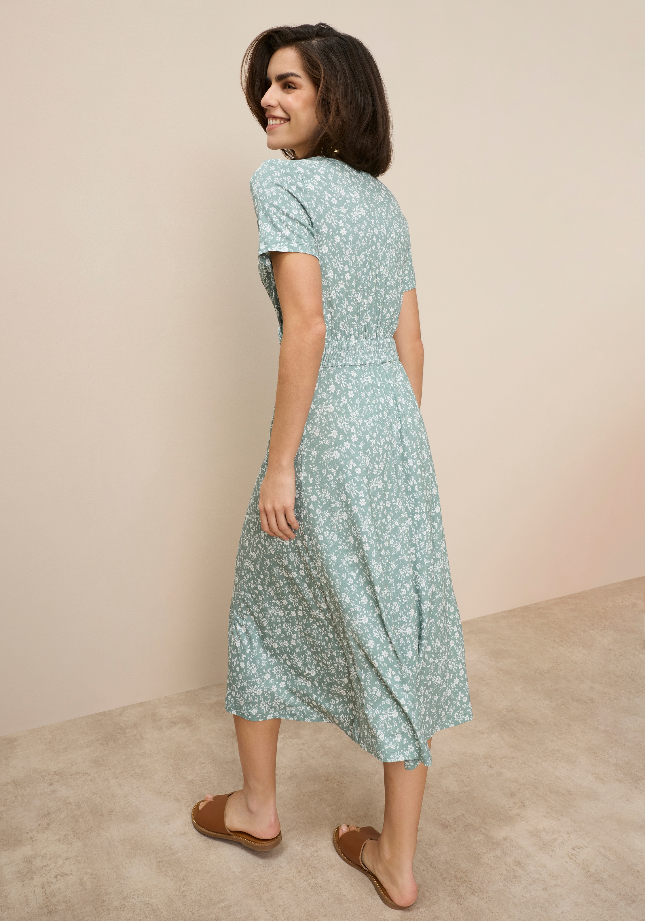 Tamaris Jerseykleid »mit tailliertem Schnitt, aus fliessender Viskose-Qualität« in Midilänge