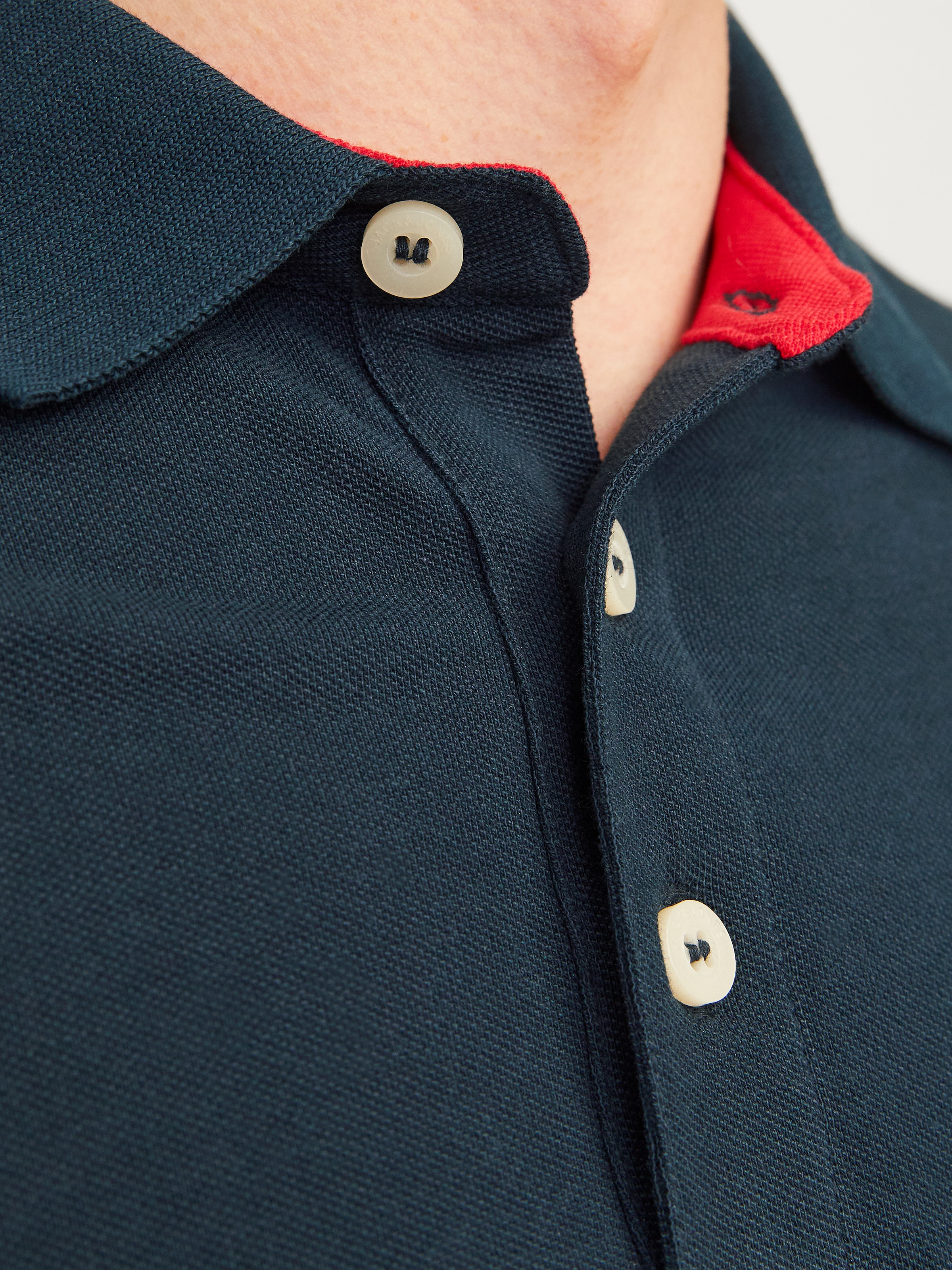 Jack & Jones Poloshirt »JJEPAULOS  Poloshirt mit klassischem Kragen und figurbetonter Form« Logostickerei, modisch, schmal, Baumwolle, Polokragen