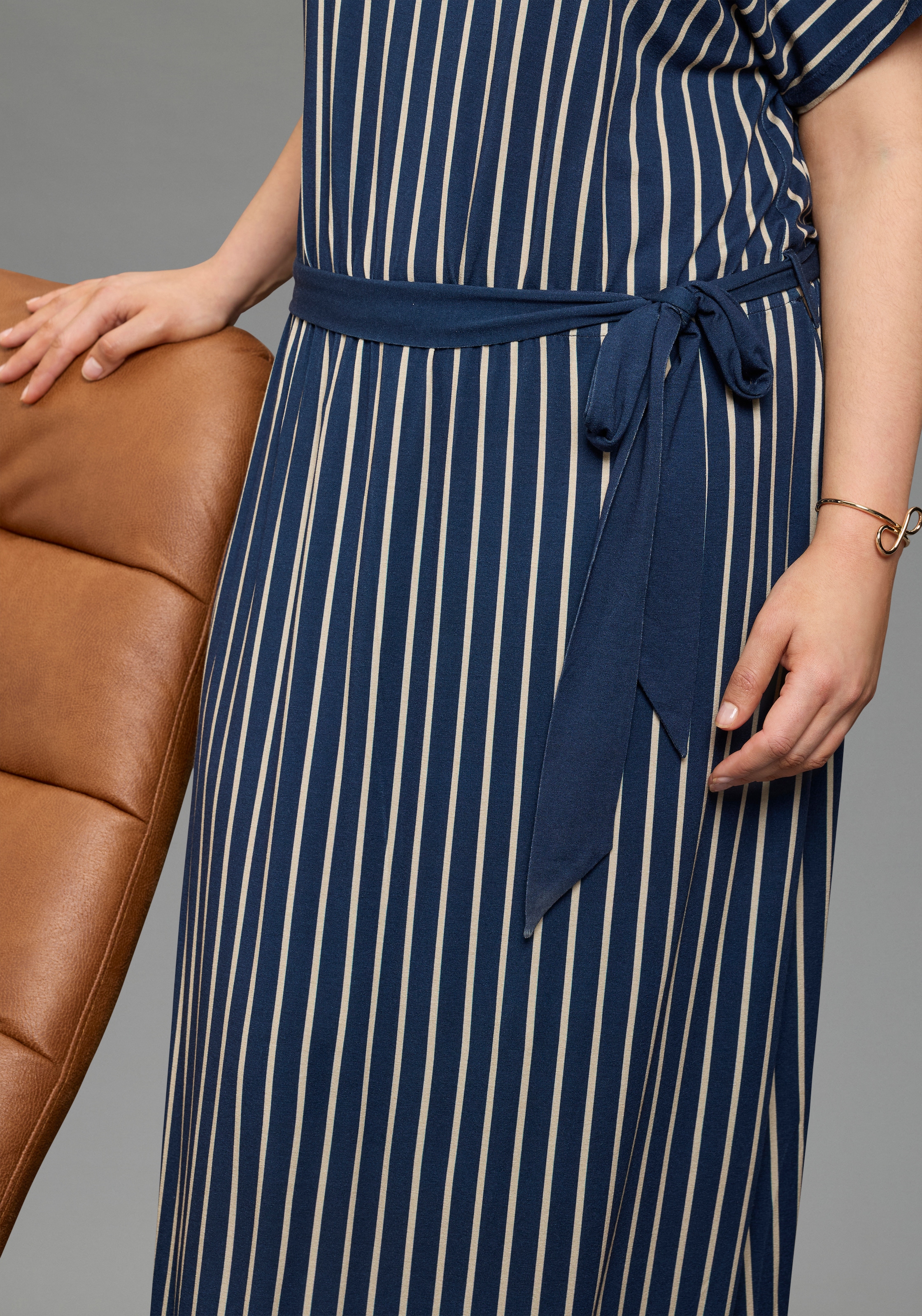 Laura Scott CURVE Maxi robe in modernem Streifen-Design