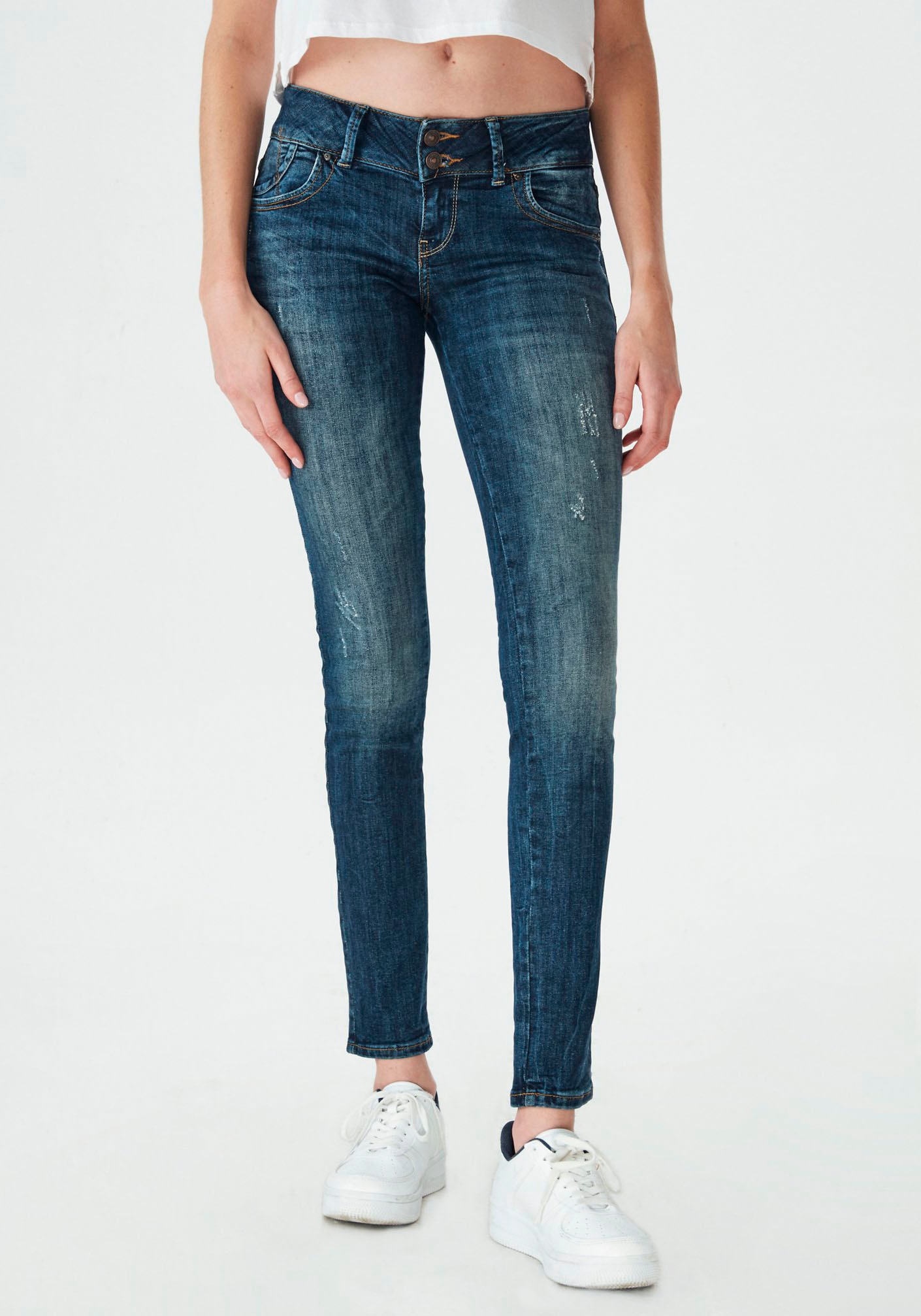 Image of LTB Röhrenjeans »MOLLY«, mit komfortablem 2-Knopf-Bund für eine optimale Passform bei Ackermann Versand Schweiz
