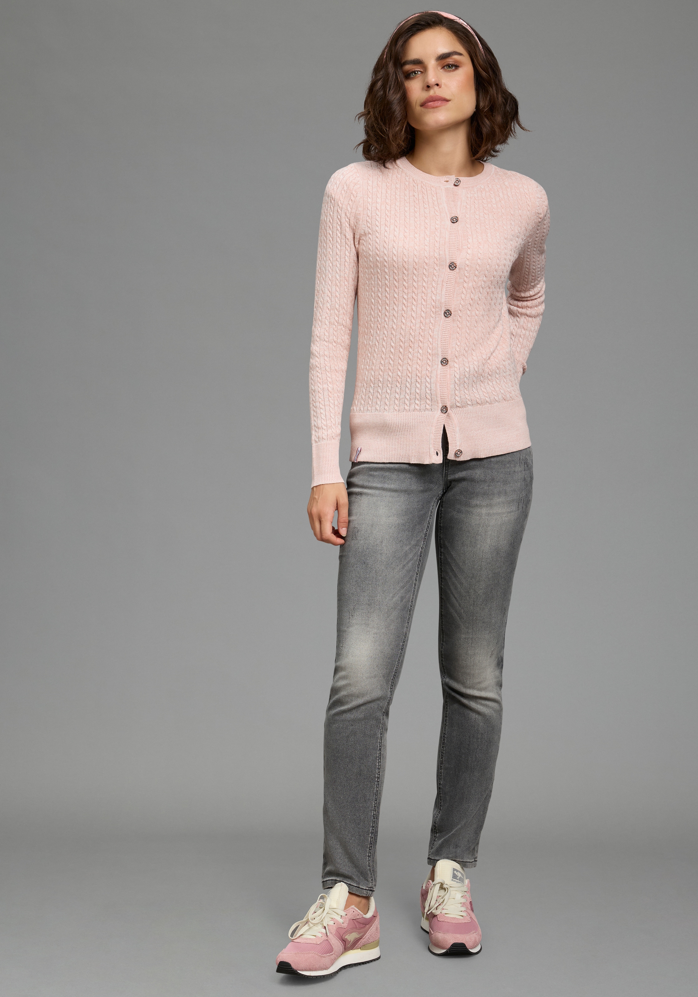 KangaROOS Strickjacke hüftlange Form, figurbetonte Passform, aus Feinstrick und Strick