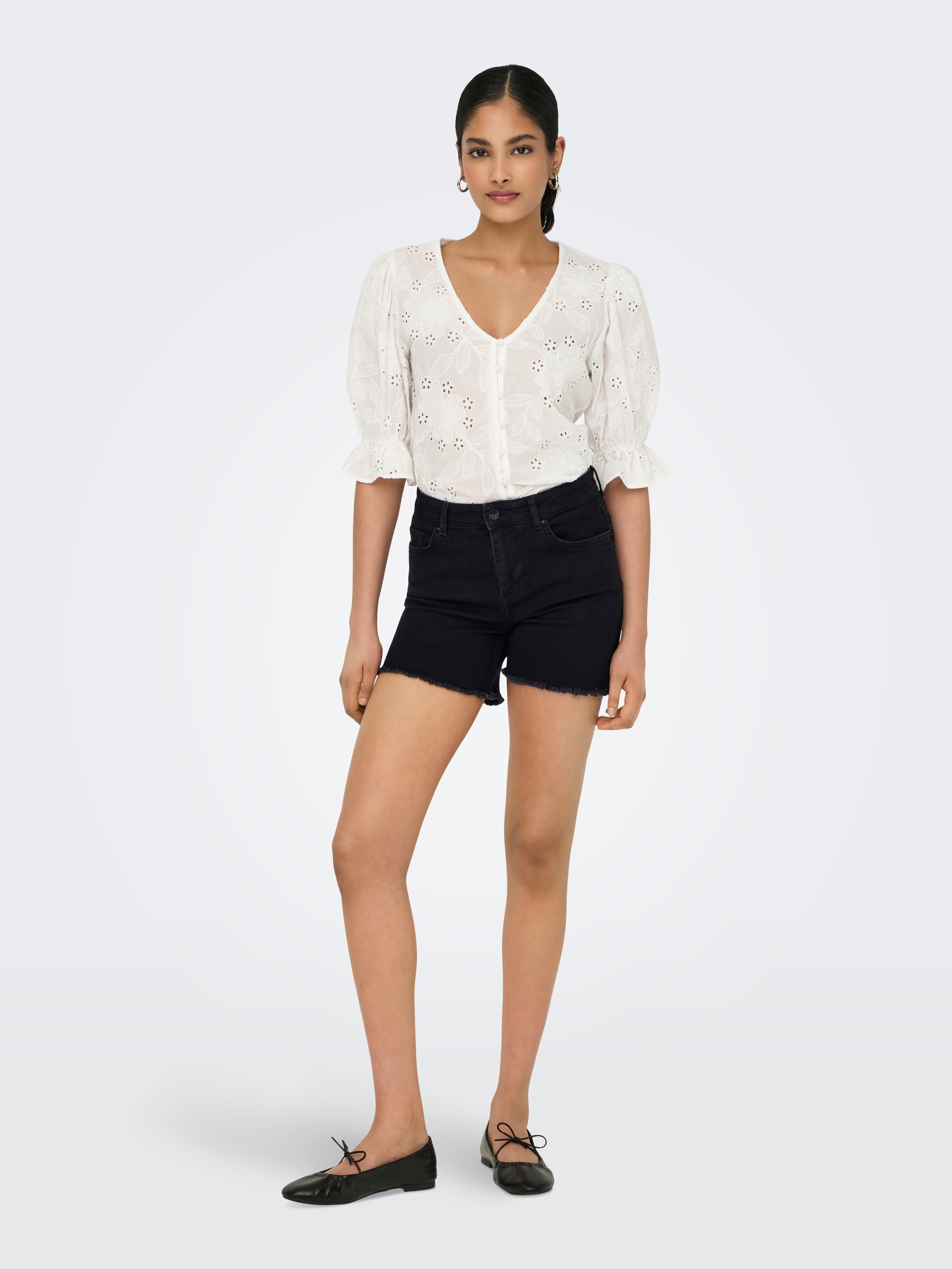 ONLY Short en jean »ONLLAURA MID WAIST SHORT RW BOX« mit ausgefranstem Saum
