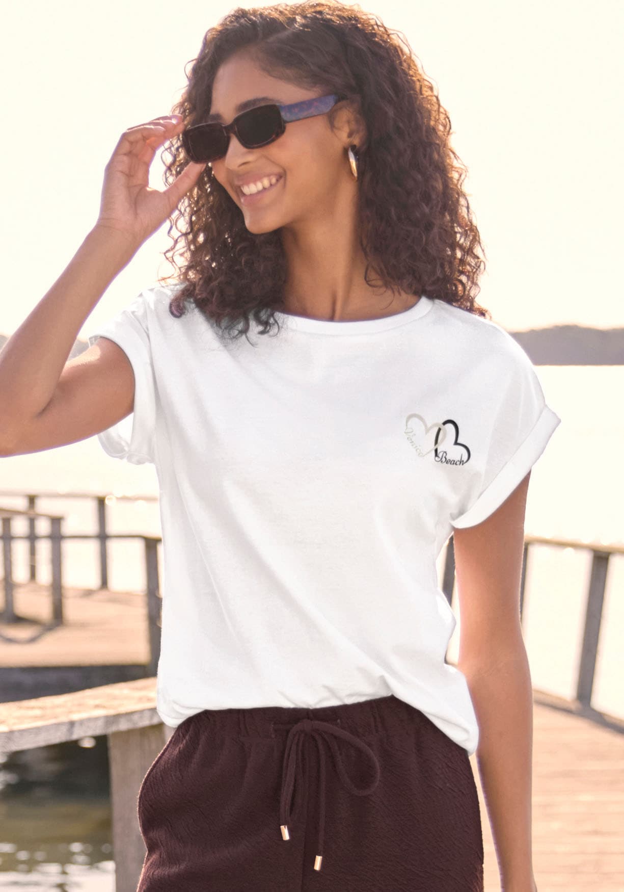Image of Venice Beach Kurzarmshirt "mit dezentem Herzdruck und Ärmelaufschlag" Rundhalsshirt mit Frontprint, T-Shirt aus Baumwolle, lockere Passform