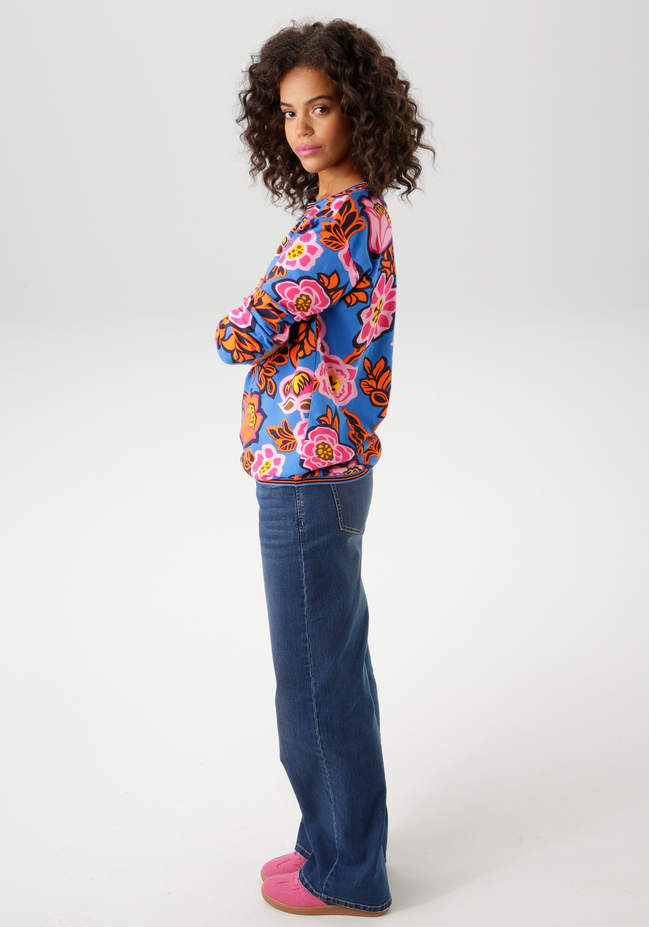 Aniston CASUAL Sweatshirt, mit grossflächigen, grafischen Blumendruck