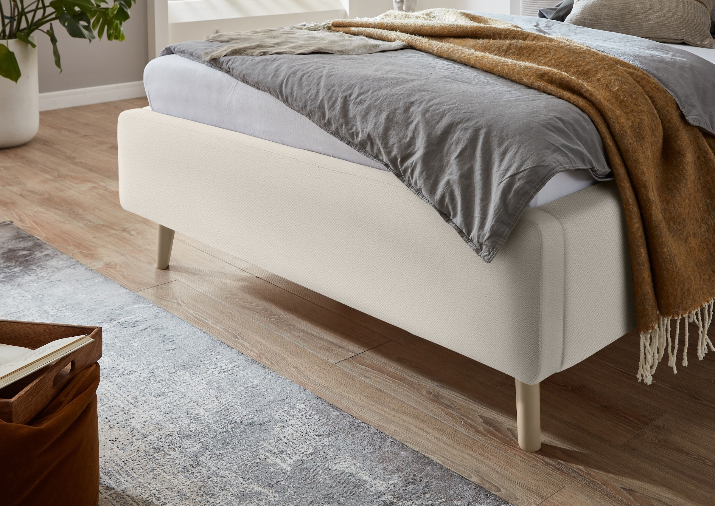 meise.möbel Lit rembourré »MATTIS mit sandfarbenem Fuss, wahlweise mit Bettkasten« disponible en différentes largeurs, couleurs et qualités de revêtement