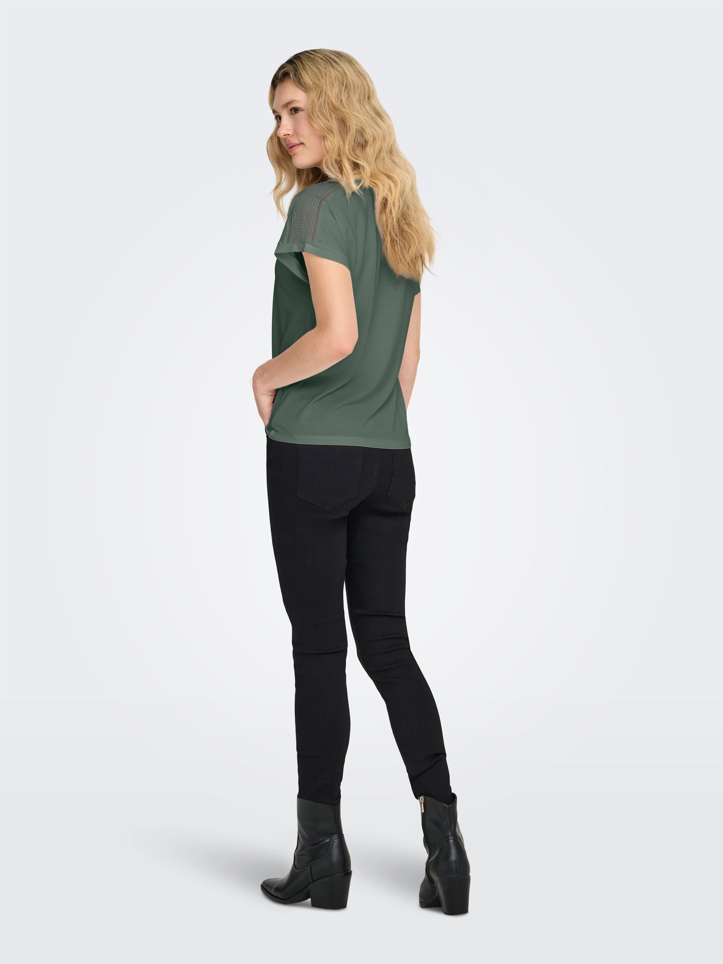 ONLY T-shirt en V »ONLFREE LIFE S/S V-NECK LACE TOP JRS« Mélange de matières, coupe loose fit, col en V