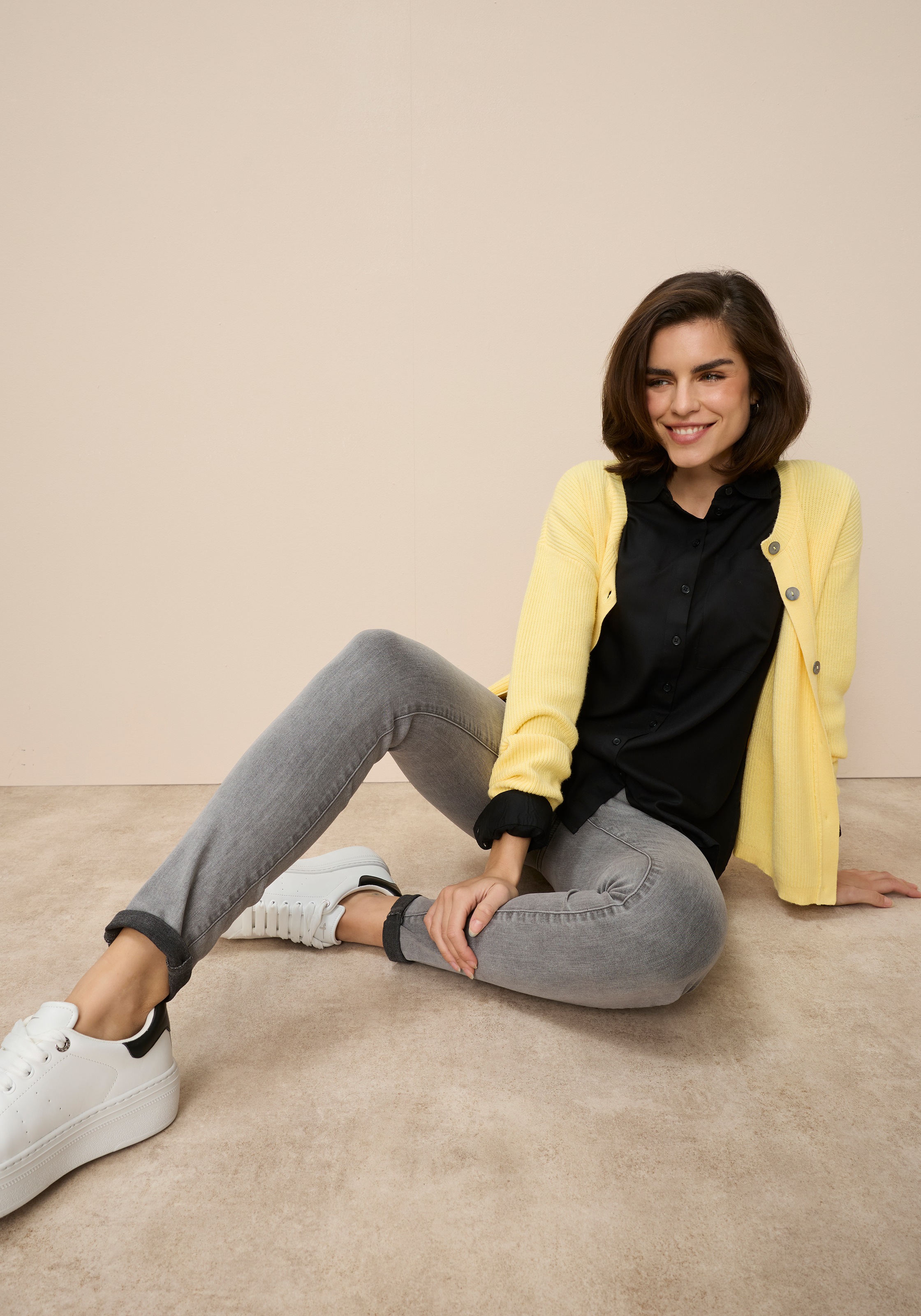 Tamaris Blouse chemise »mit lockerem Schnitt, aus fliessender Viskose-Qualität« style oversize avec poche