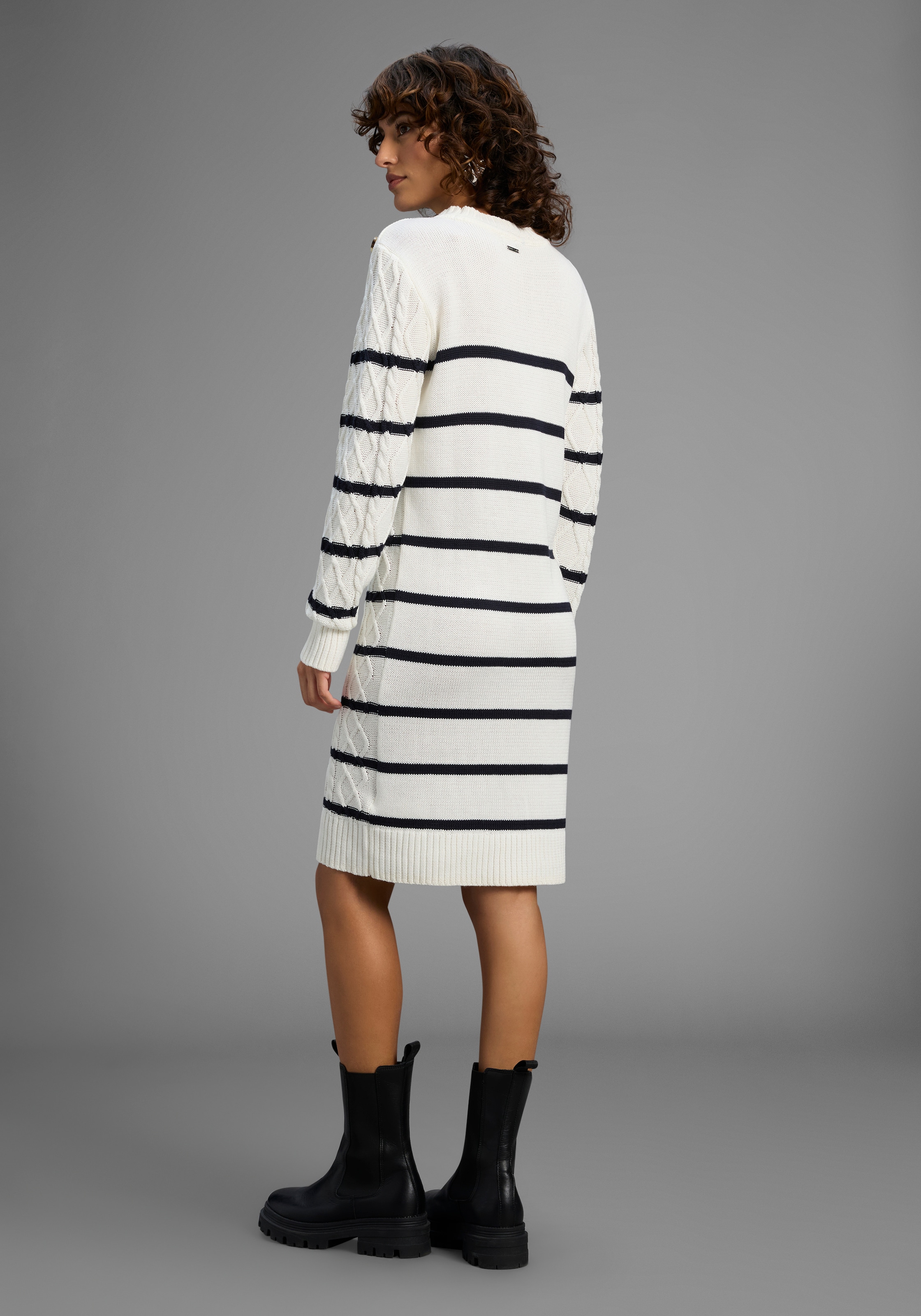 Laura Scott Robe en tricot mit Zopfstrickmuster und Zierknöpfen - NEUE KOLLEKTION