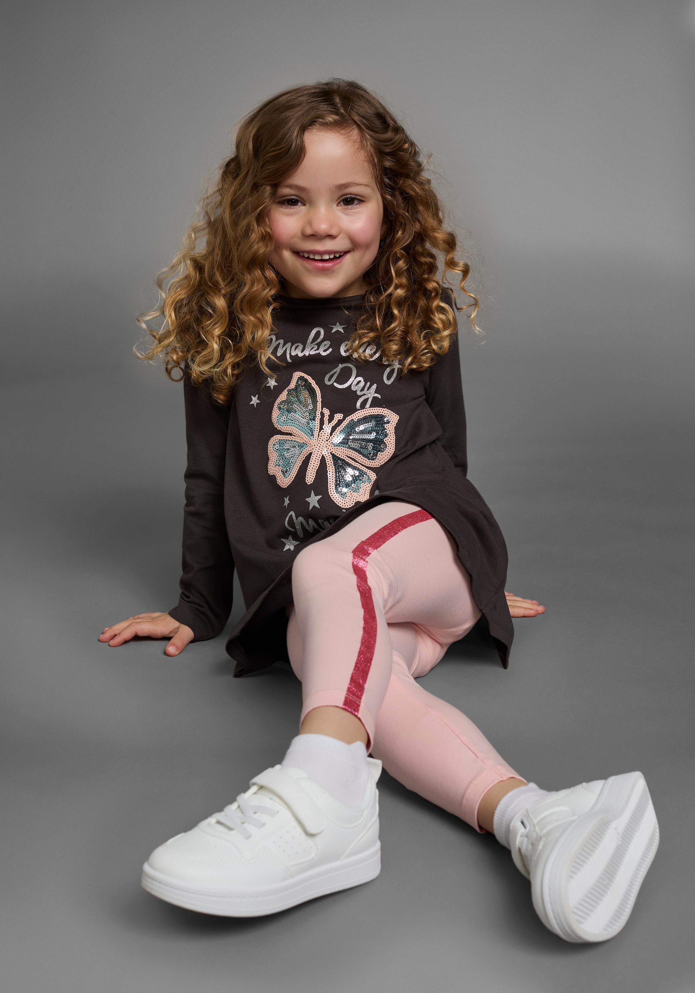 KIDSWORLD Langarmshirt & Leggings »2tlg. Set Shirt + Leggings mit Glitzerdetails«, niedlicher Schmetterling für kleine Mädchen