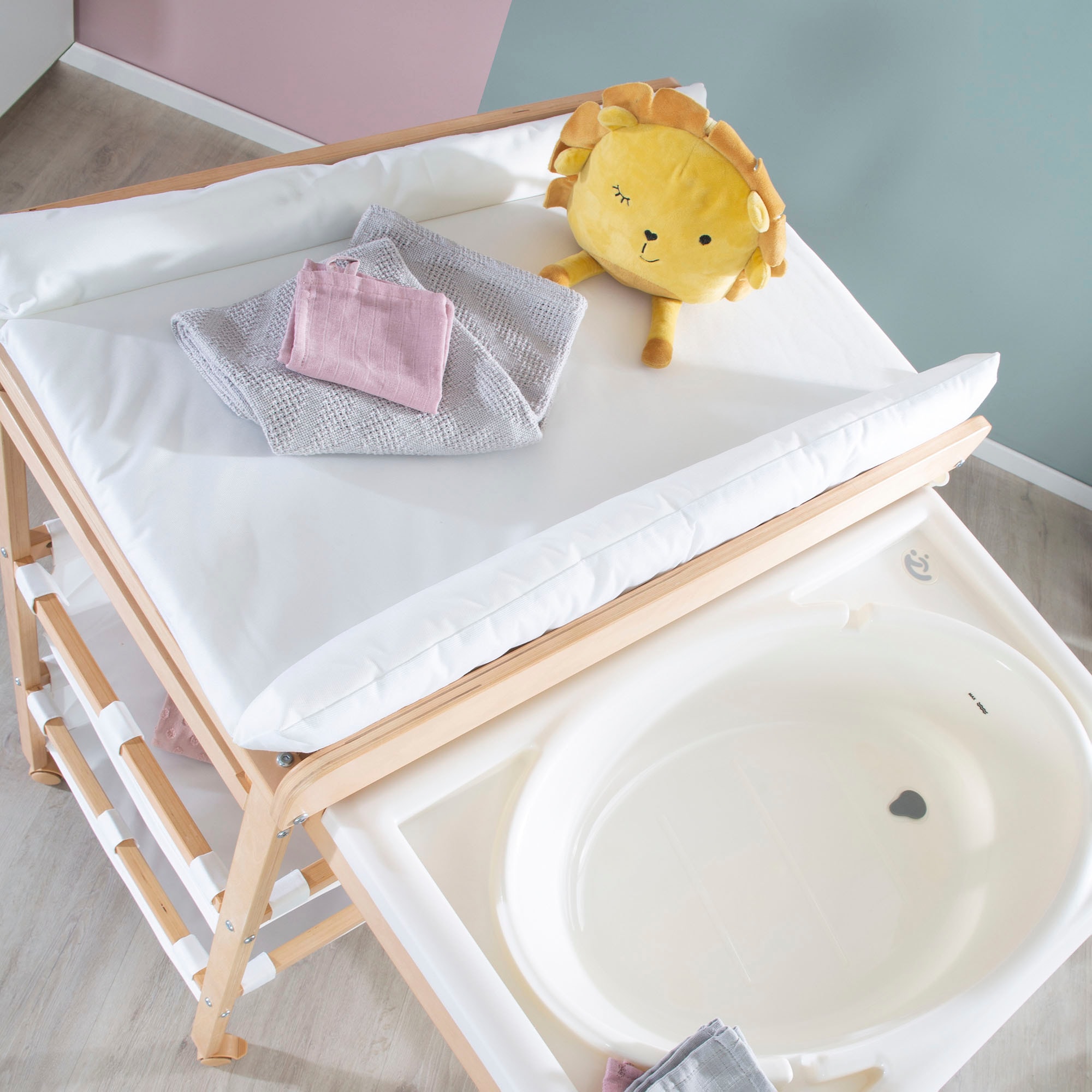 roba® Bade- und Wickelregal »Baby Pool, natur«, bis 15 kg, inkl. herausziehbarer Badewanne und Wickelauflage weiss, 56 cm