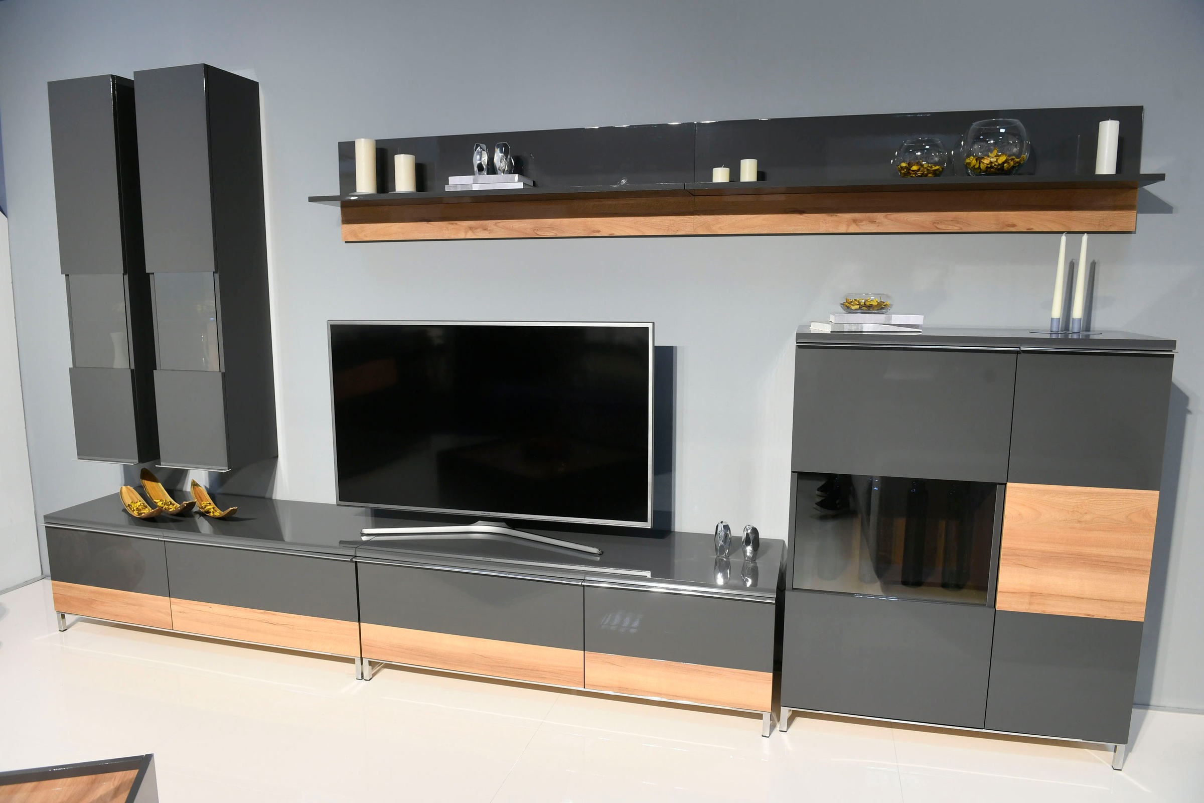 Places of Style Lowboard »Onyx«, Kommode mit Soft-Close-Funktion, in zwei Breiten, Fernsehtisch