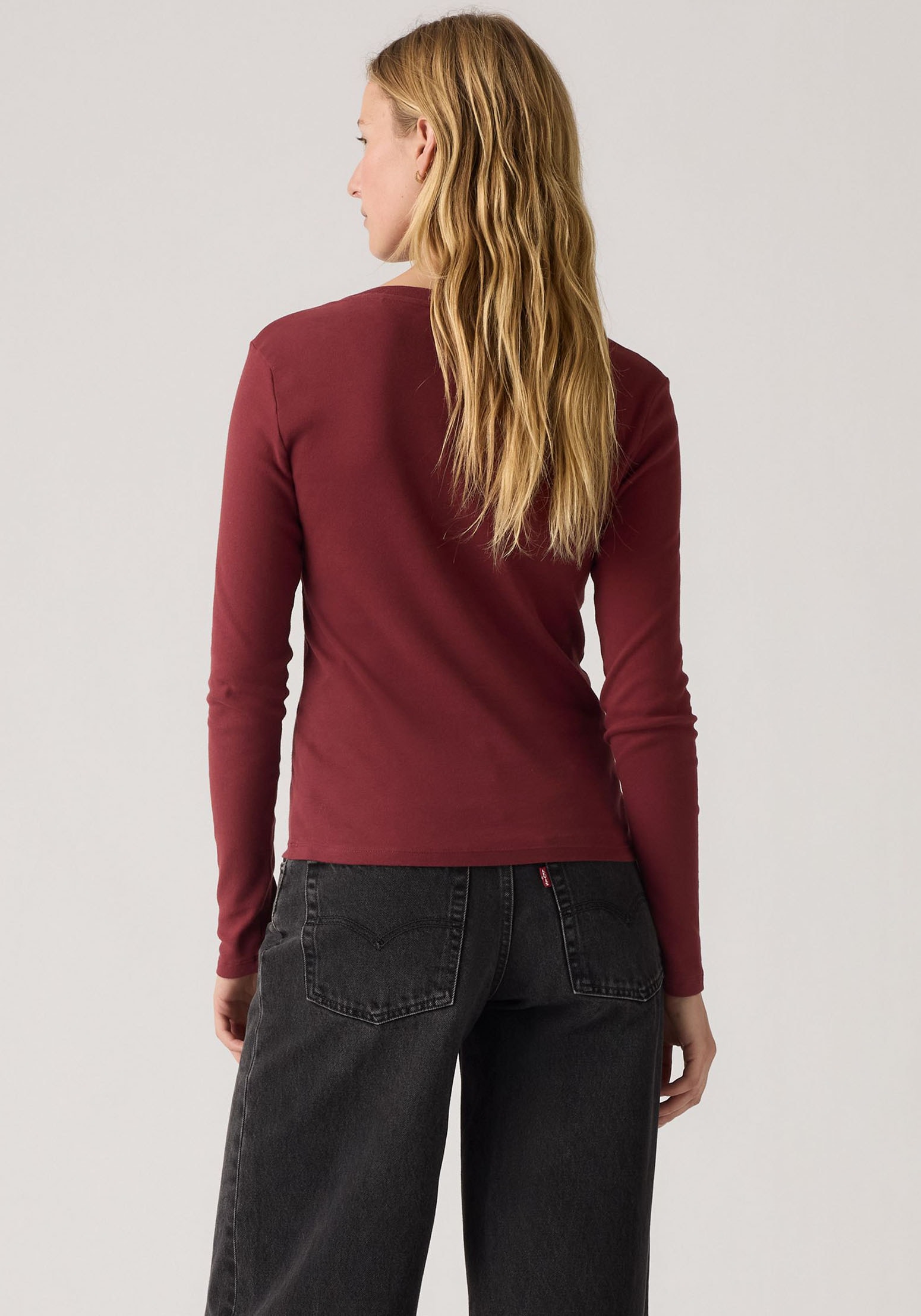 Levi's® Langarmshirt »ESSENTIAL HM LS VNECK«, mit Logo Stickerei