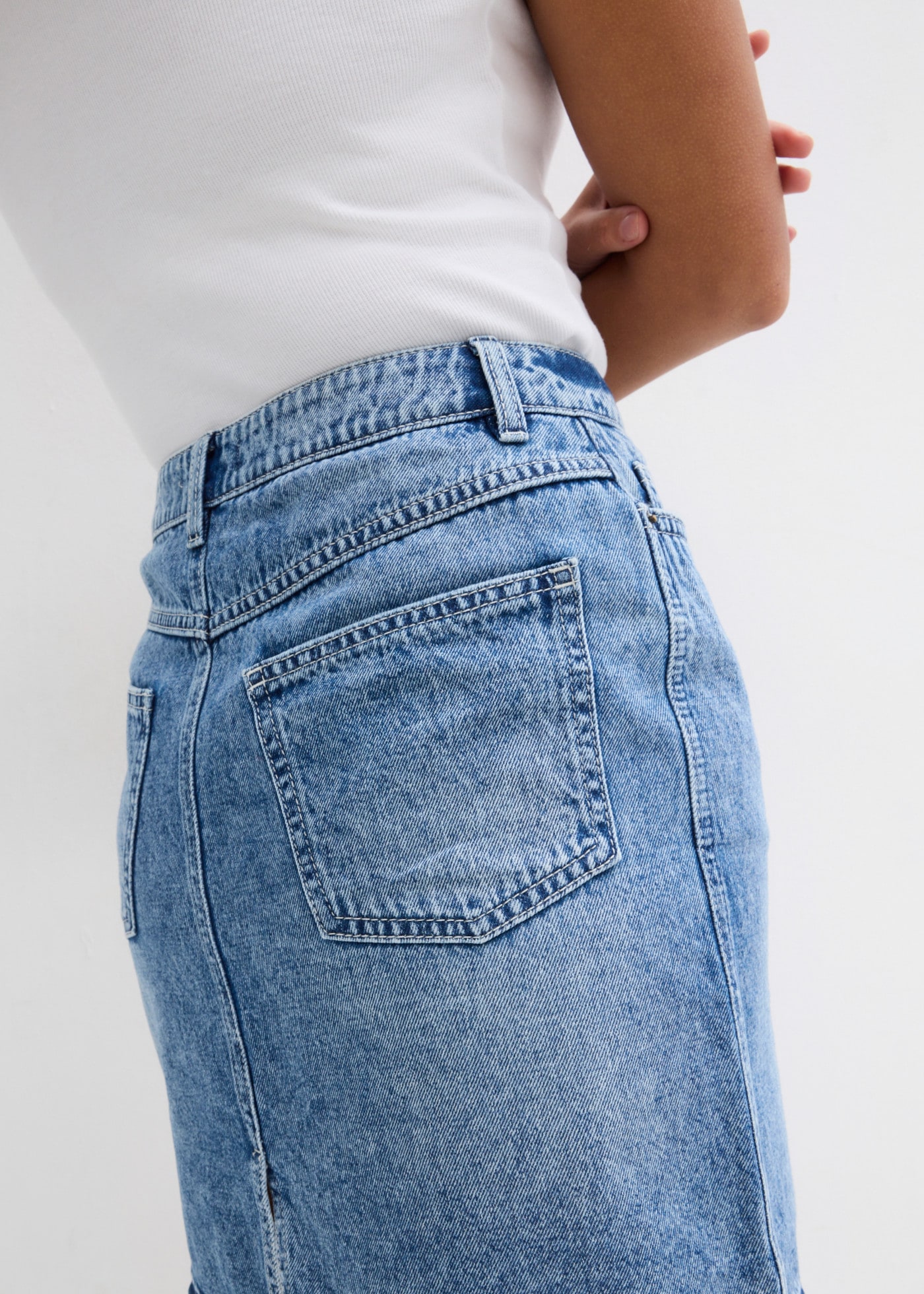 bonprix Jupe en jean coupe regular fit, avec fente arrière, en coton
