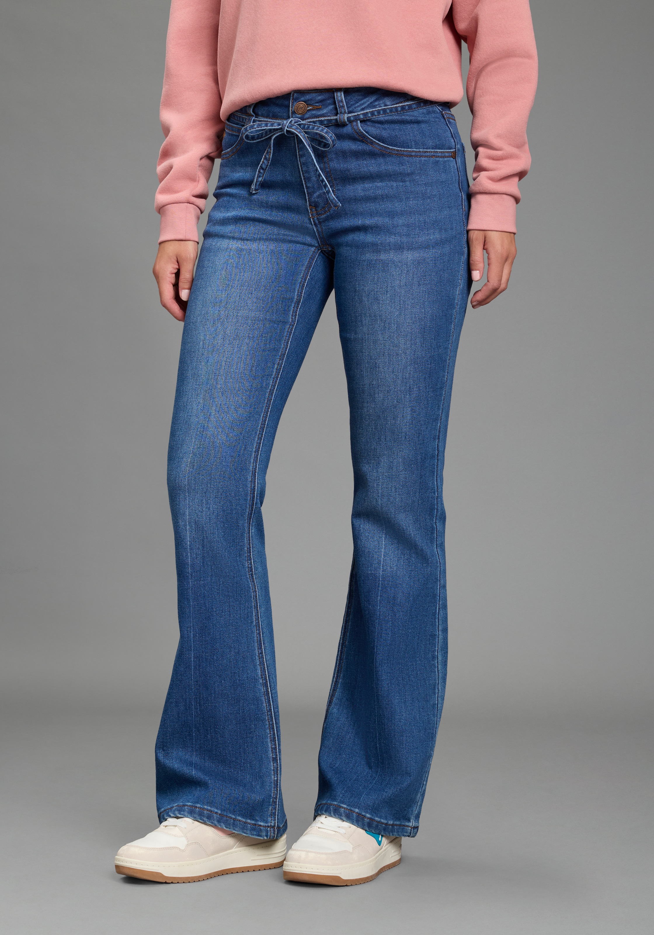 KangaROOS Bootcut-Jeans mit Reissverschluss, Knopf und Bindeband, lange Beinlänge