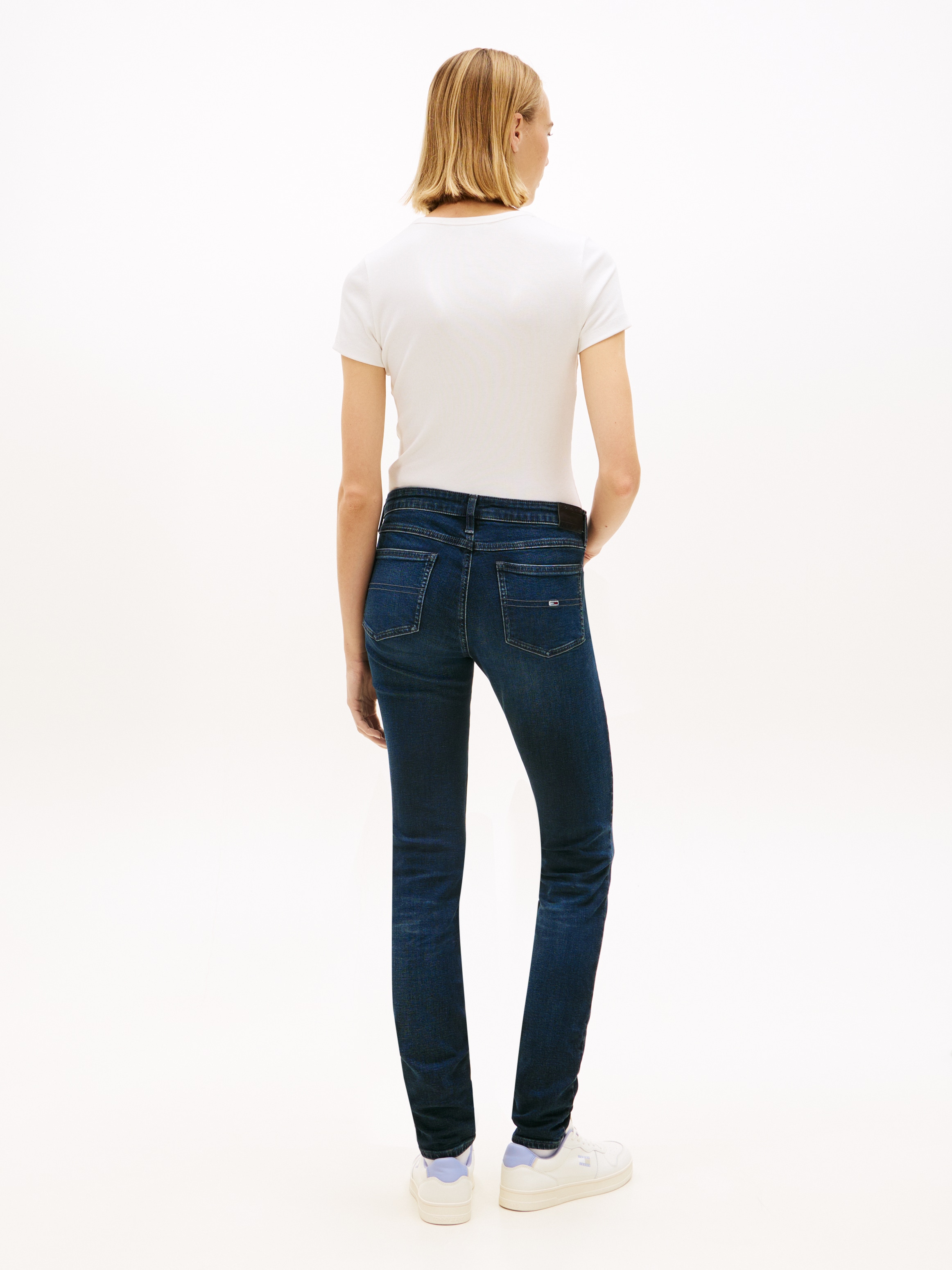 Tommy Jeans Jeans mom »High waist - Mom-Jeans Tapered« avec badge logo, broderie logo
