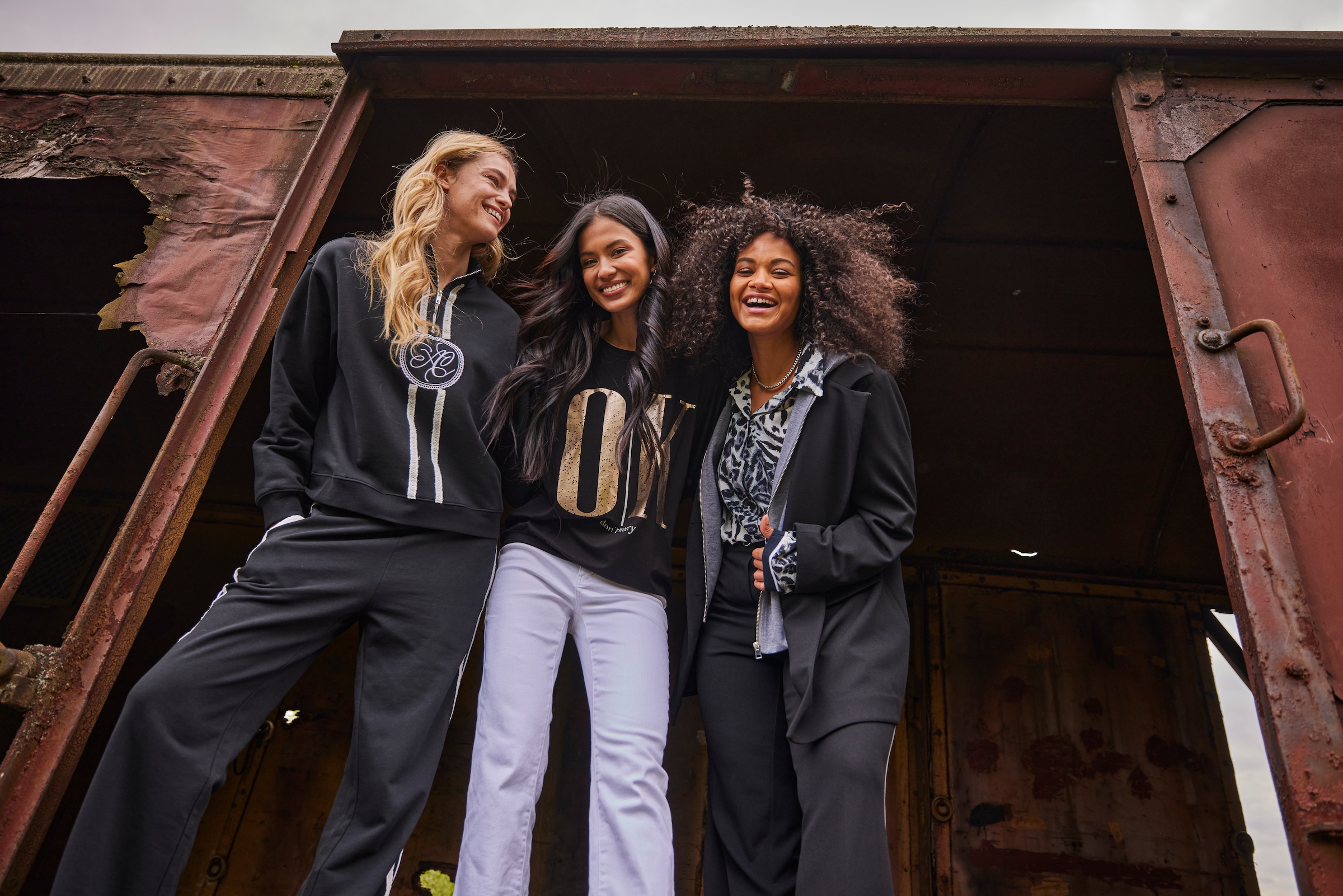Aniston SELECTED 3/4-Arm-Shirt, mit weissen und goldfarbenfarbigen Statements - NEUE KOLLEKTION