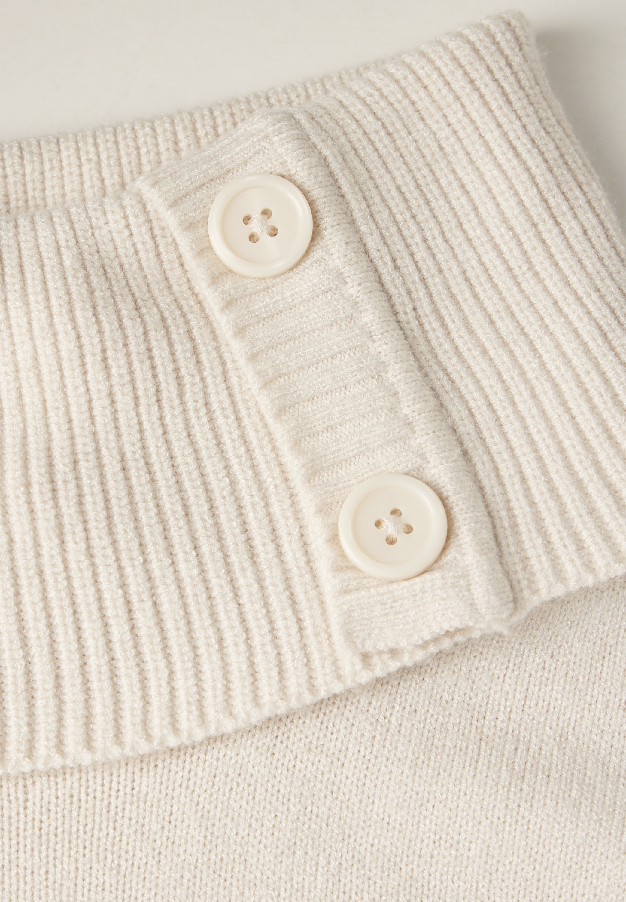 STREET ONE Strickpullover, Kragen mit Knopfdetail