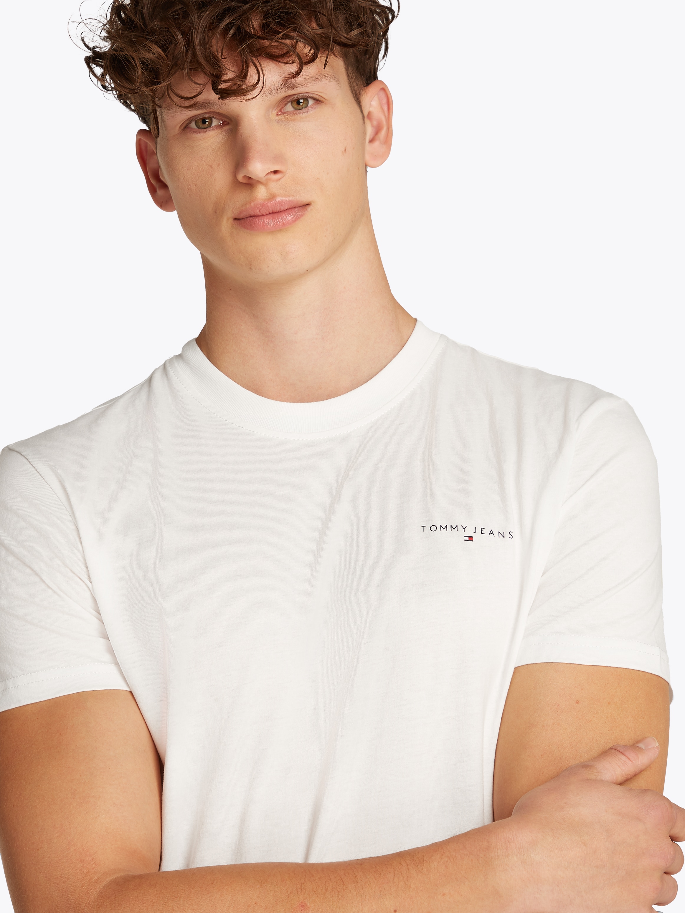 Tommy Jeans T-Shirt »TJM SLIM LINEAR CHEST SS TEE EXT«, mit Logodruck