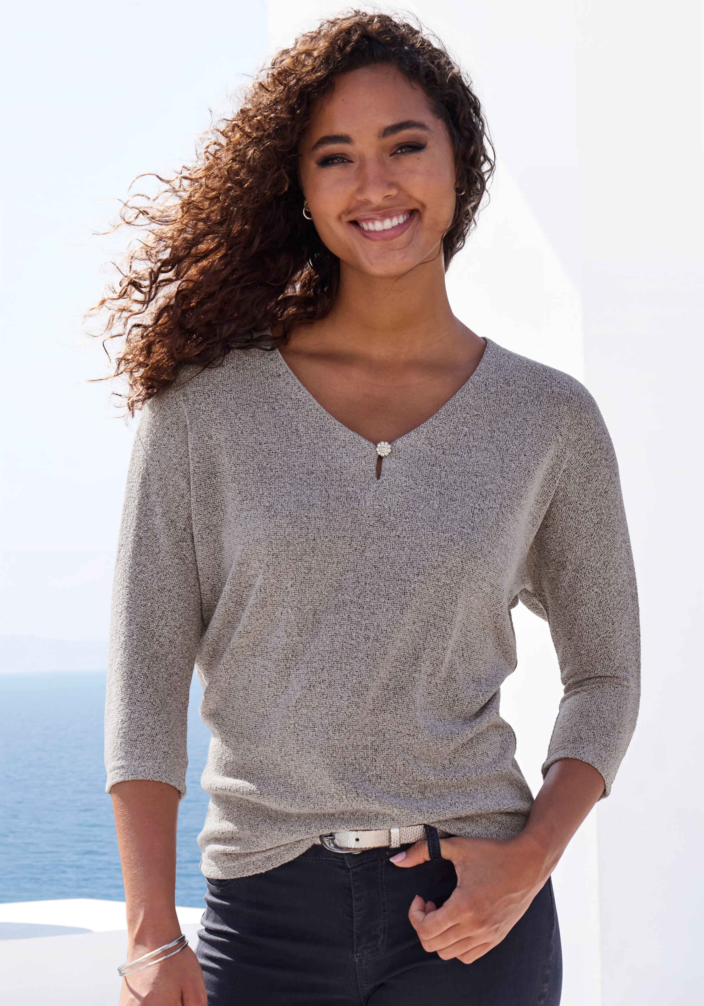 Image of LASCANA 3/4-Arm-Shirt "mit Strassknopf in Blütenform" aus leichtem Feinstrick in Melange Optik