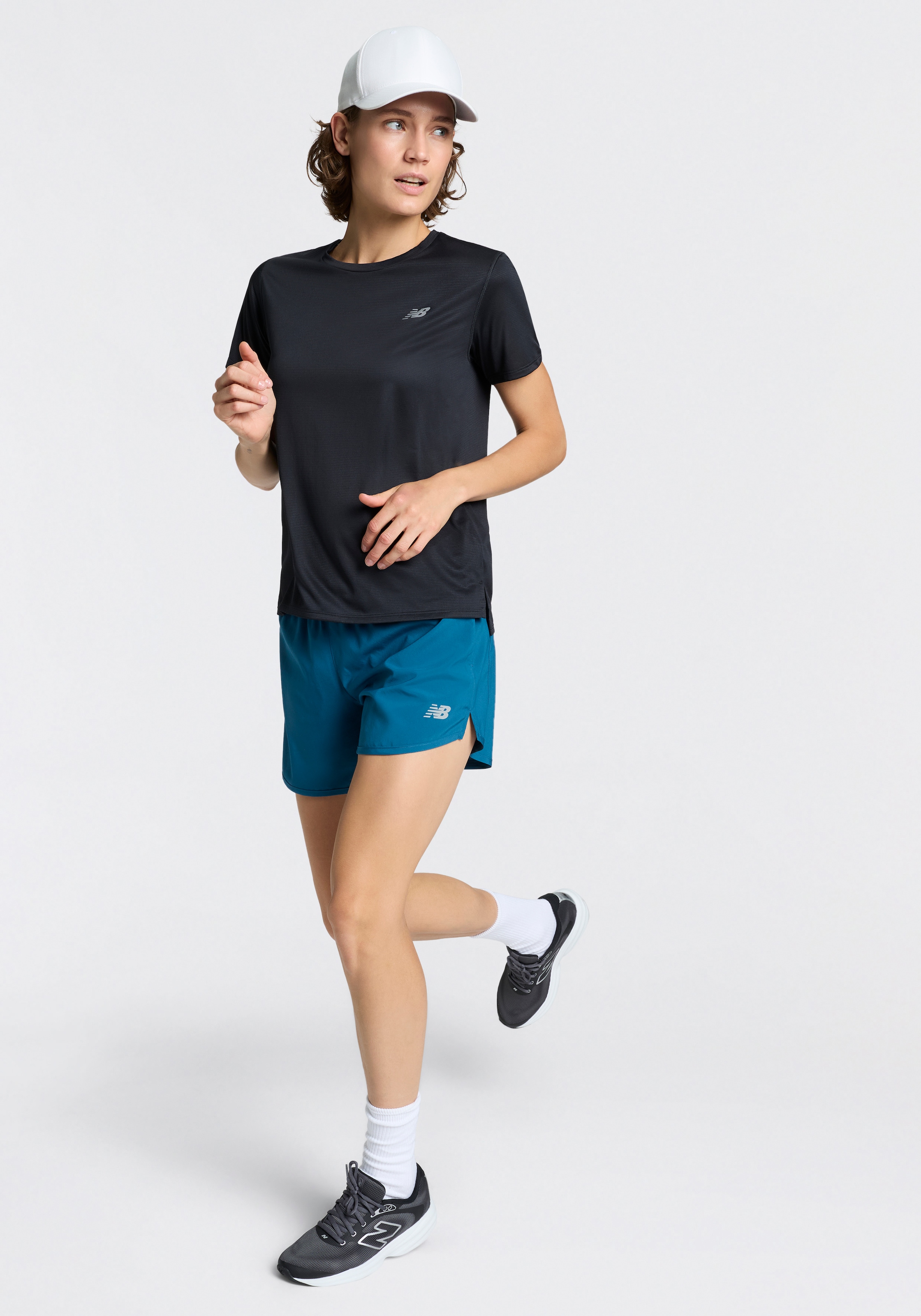 New Balance Laufshorts »SPORT ESSENTIAL SHORT 5«  mit seitlichen Einschubtaschen, aus Stretchmaterial, atmungsaktiv