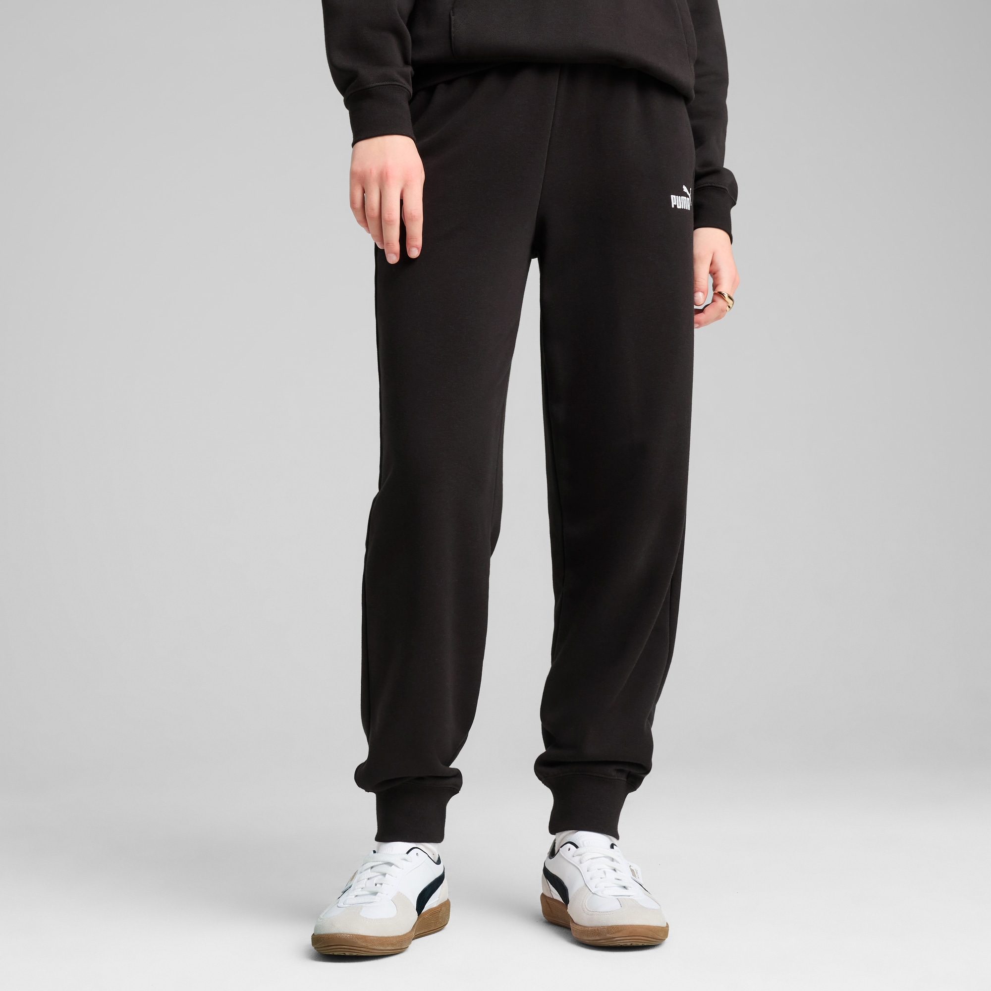 Image of PUMA Trainingshose "ESS SMALL NO 1 LOGO STANDARD HIGH-WAIST SWEATPANTS TR CL" aus French Terry, mit Eingrifftasche, sportliche Silhouette