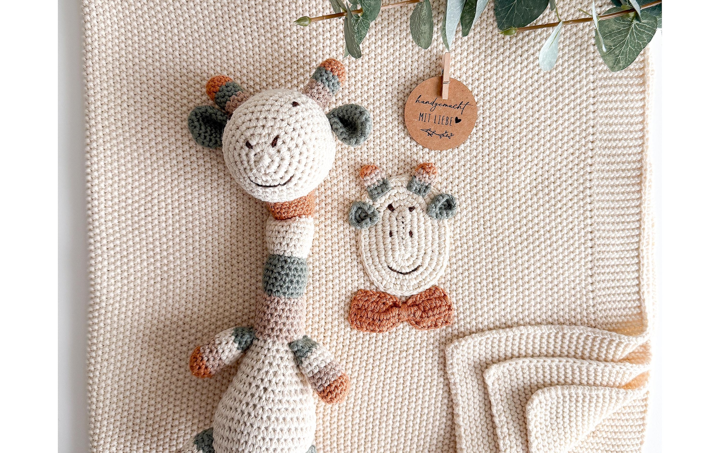   Neugeborenen-Geschenkset »Welcomebabybox Lio – Decke & Giraffe« 2 Stk. Kuschelige 2-teilige Geschenkbox für Babys