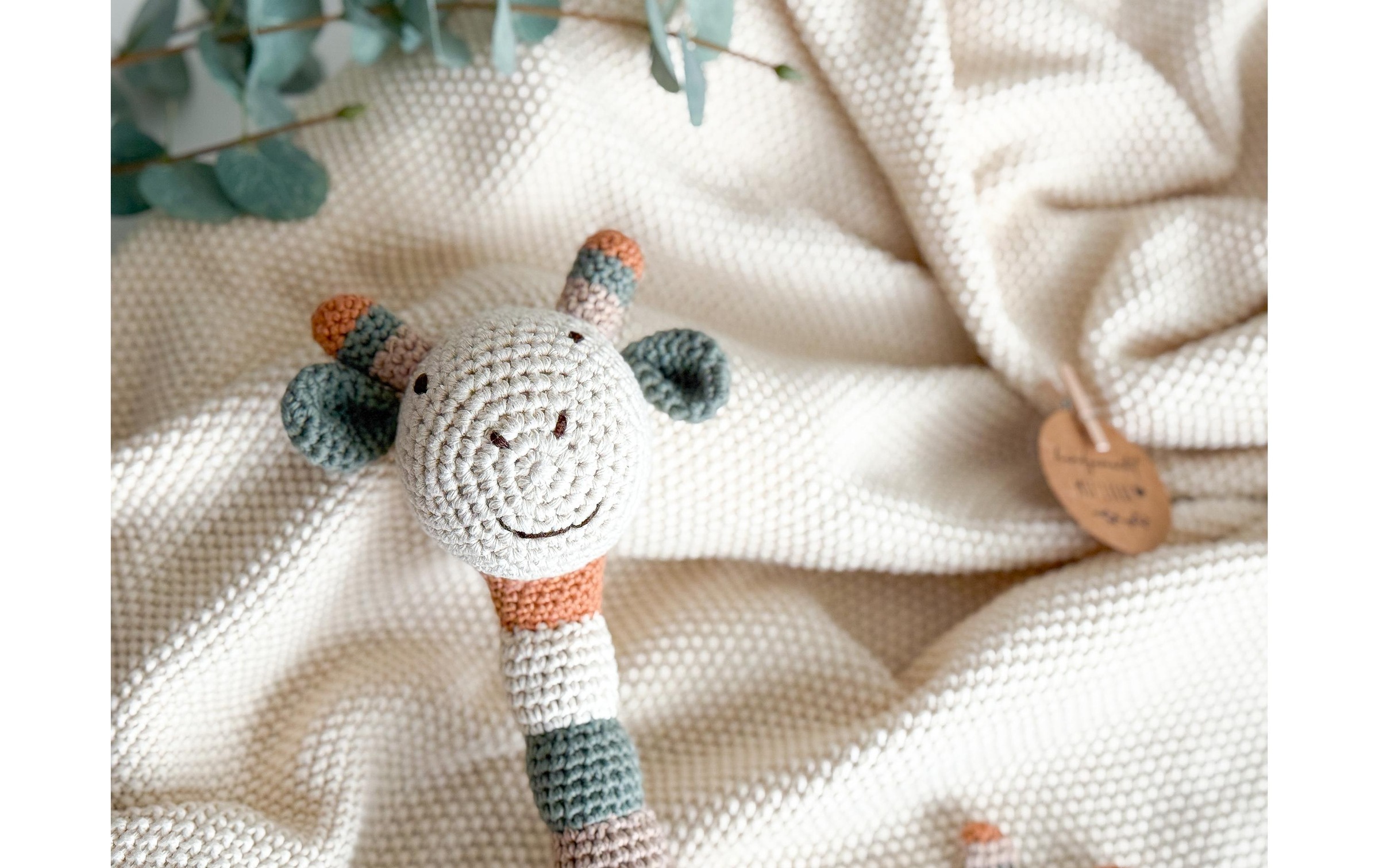   Neugeborenen-Geschenkset »Welcomebabybox Lio – Decke & Giraffe« 2 Stk. Kuschelige 2-teilige Geschenkbox für Babys