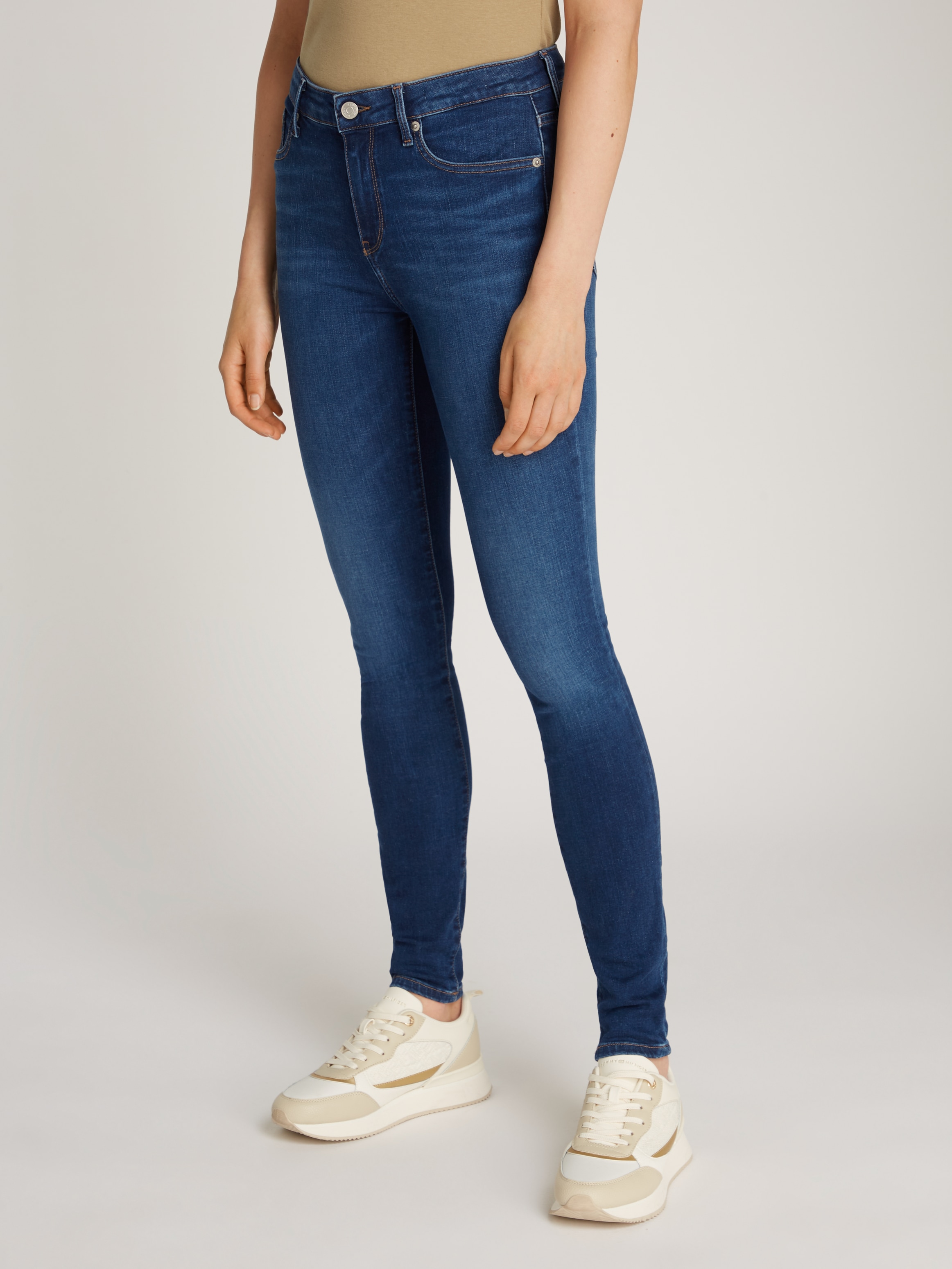 Tommy Hilfiger Skinny-fit-Jeans »COMO Skinny RW ACE mit Logo-Badge und knöchellangem Schnitt«, casual, skinny fit, Denim, normaler Bundabschluss
