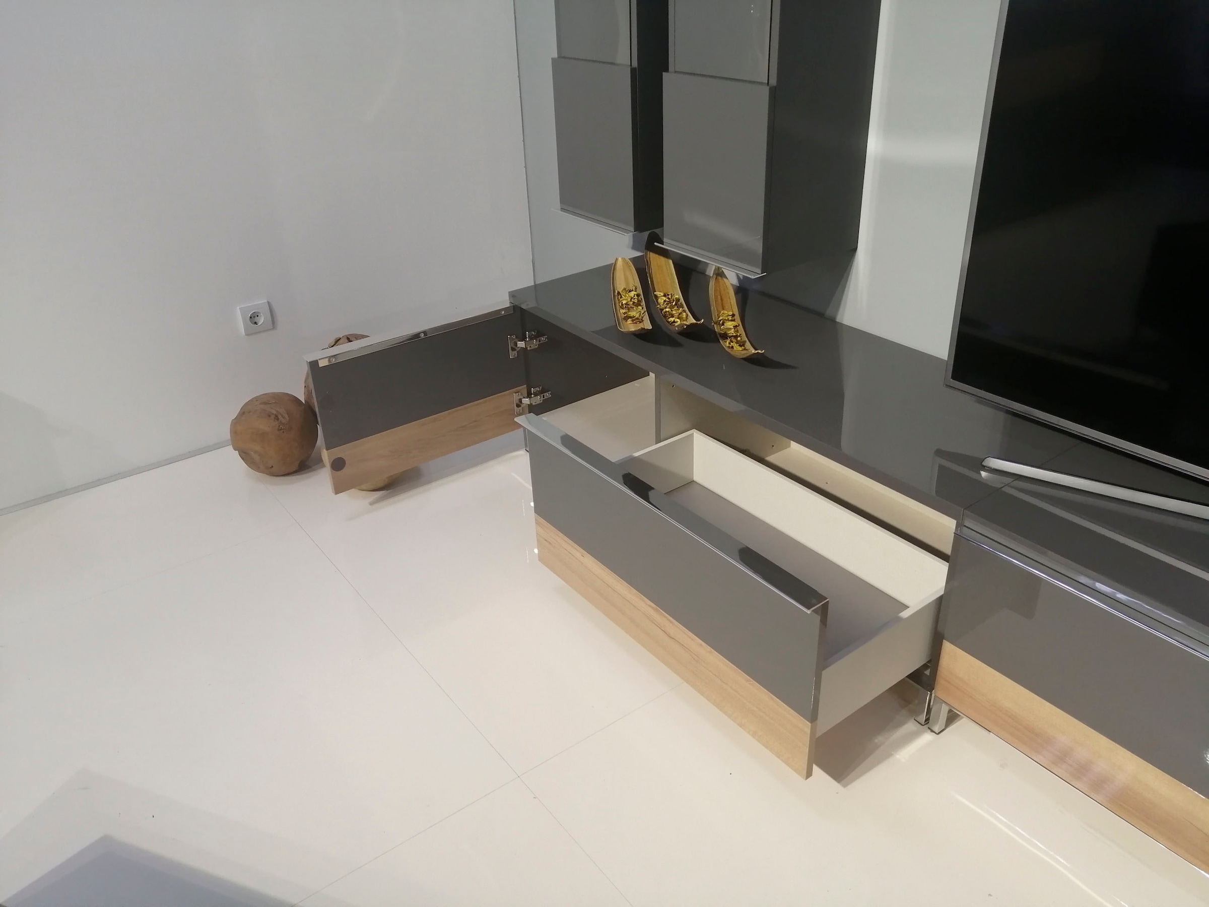 Places of Style Lowboard »Onyx«, Kommode mit Soft-Close-Funktion, in zwei Breiten, Fernsehtisch