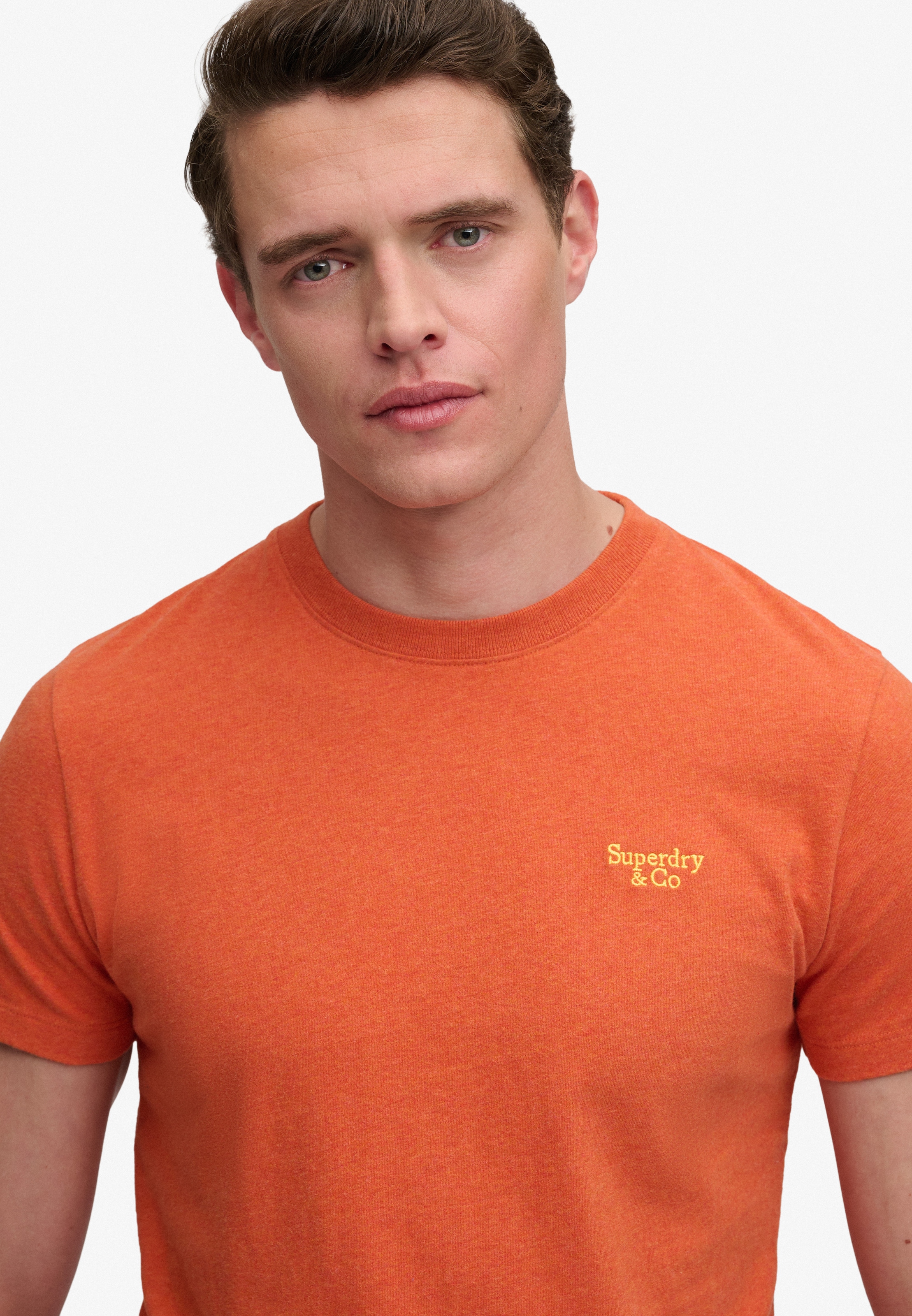 Superdry Shirt à col rond »ESSENTIAL SERIF LOGO EMB TEE« Baumwolle, regular fit