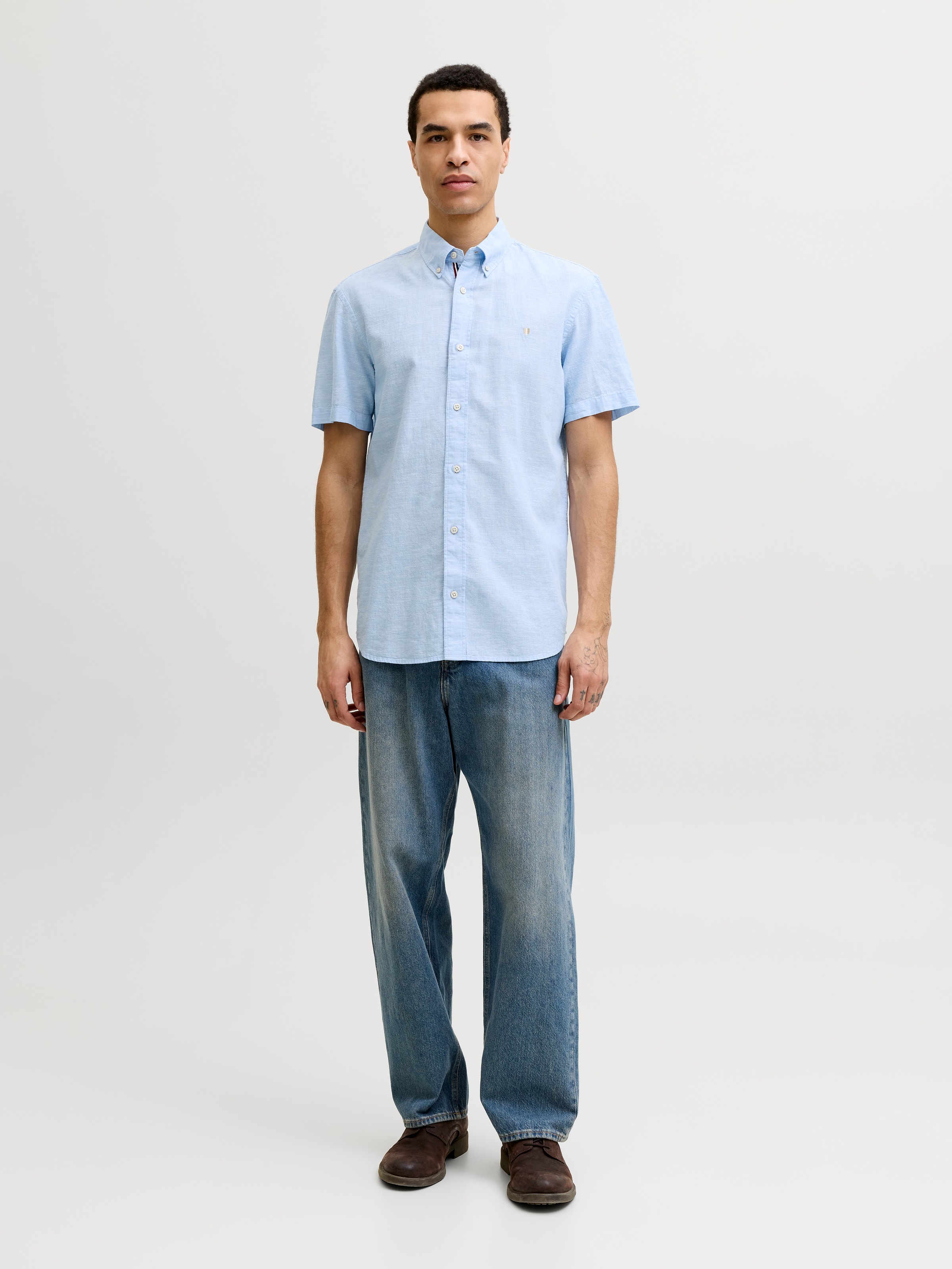 Jack & Jones Chemise à manches courtes »JPRBLUSUMMER LIN. BL. SHIELD SS SHIRT SN« avec broderie