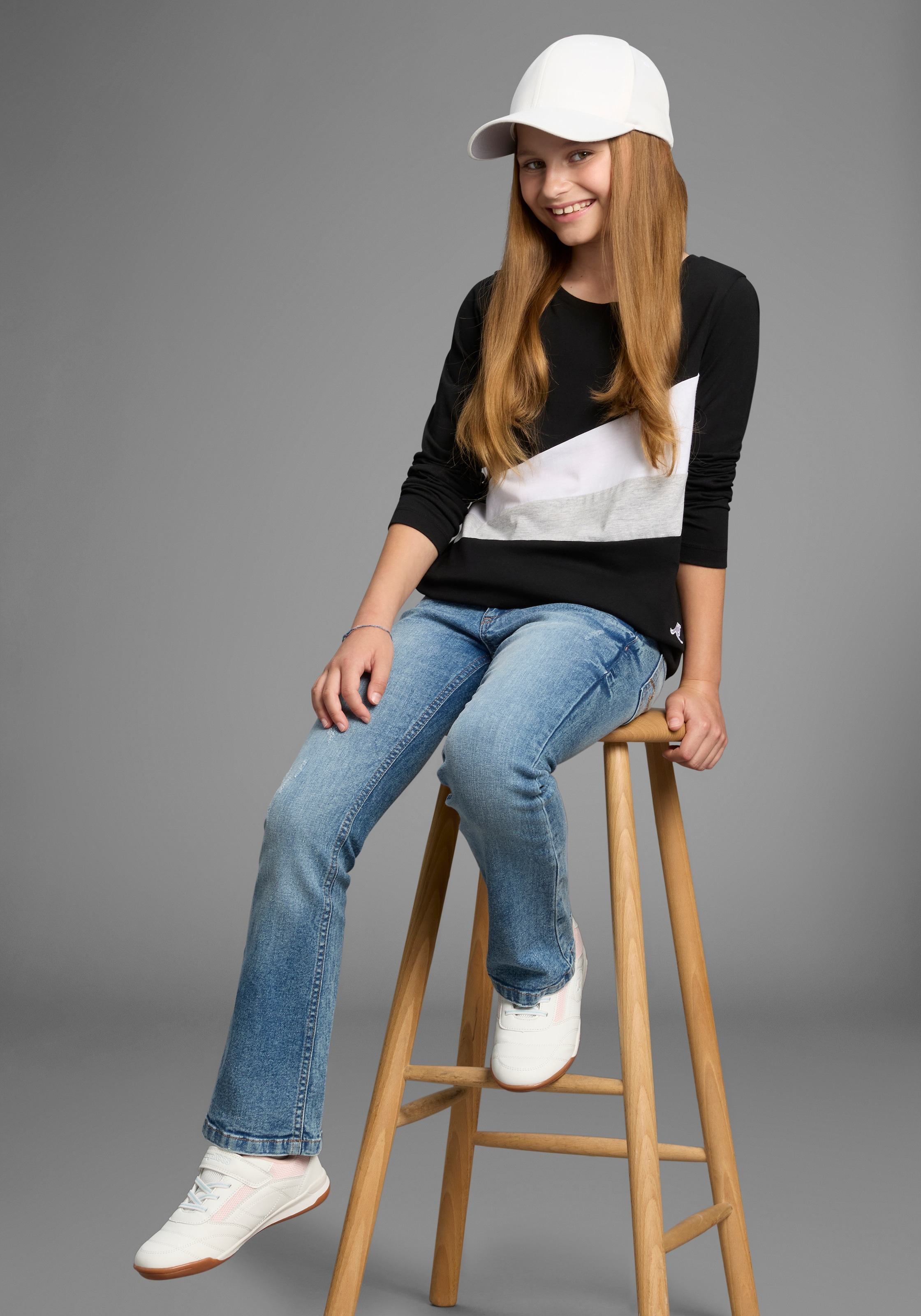 KangaROOS Langarmshirt »mit coolem Colourblocking«, mit Kangaroos Logo und Stickerei