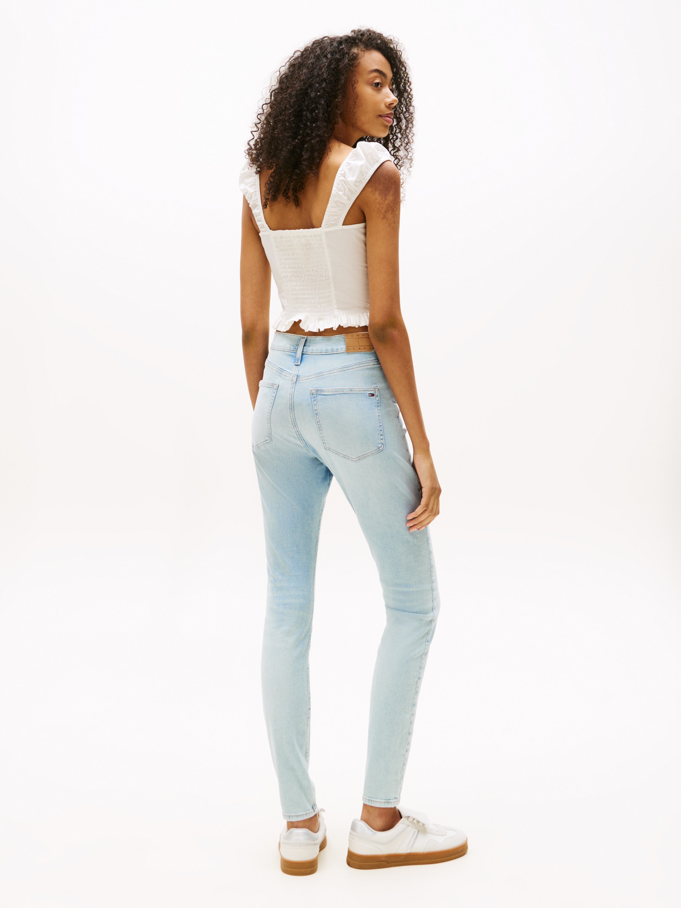 Tommy Jeans Bootcut-Jeans »SYLVIA HGH FLR«, Weite Beinform und Logo Stickerei auf der Gesässtasche