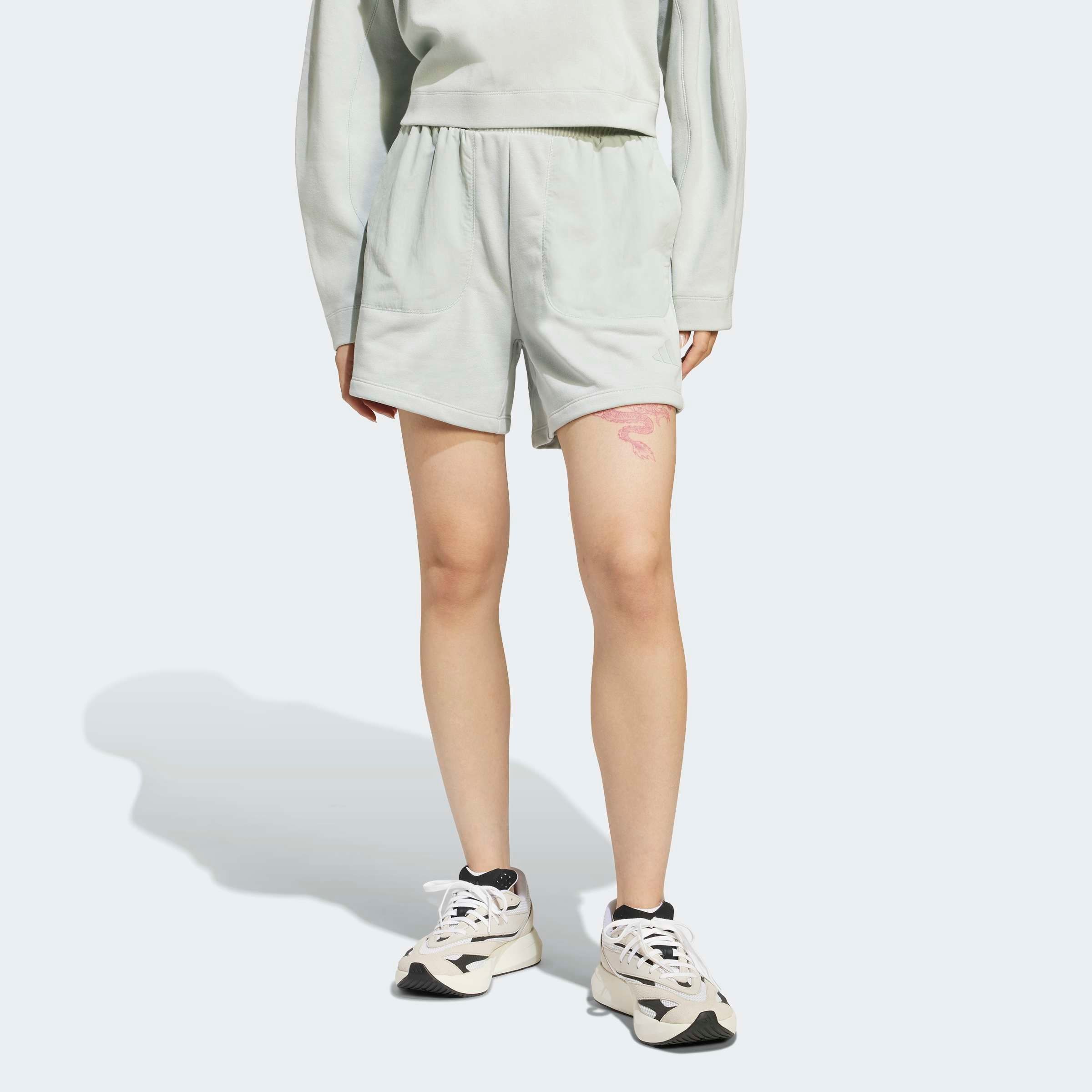 Image of adidas Sportswear Shorts "CITY ESCAPE MATERIAL-MIX" ohne Verschluss, aus French-Terry-Material, mit Silikon-Logo