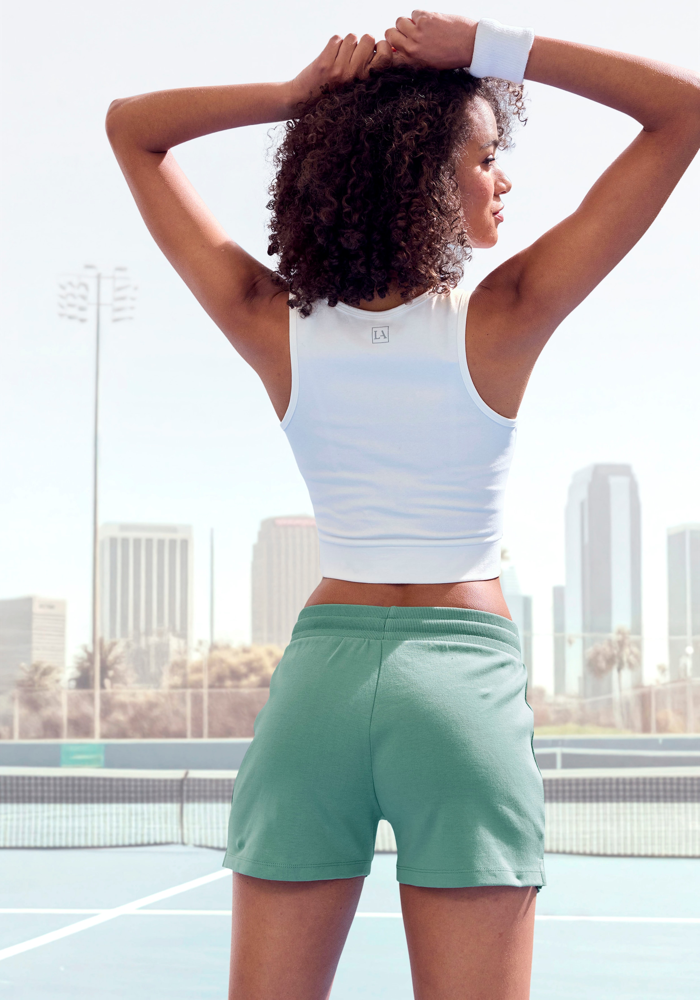 LASCANA ACTIVE Shorts, mit kleinen Seitenschlitzen