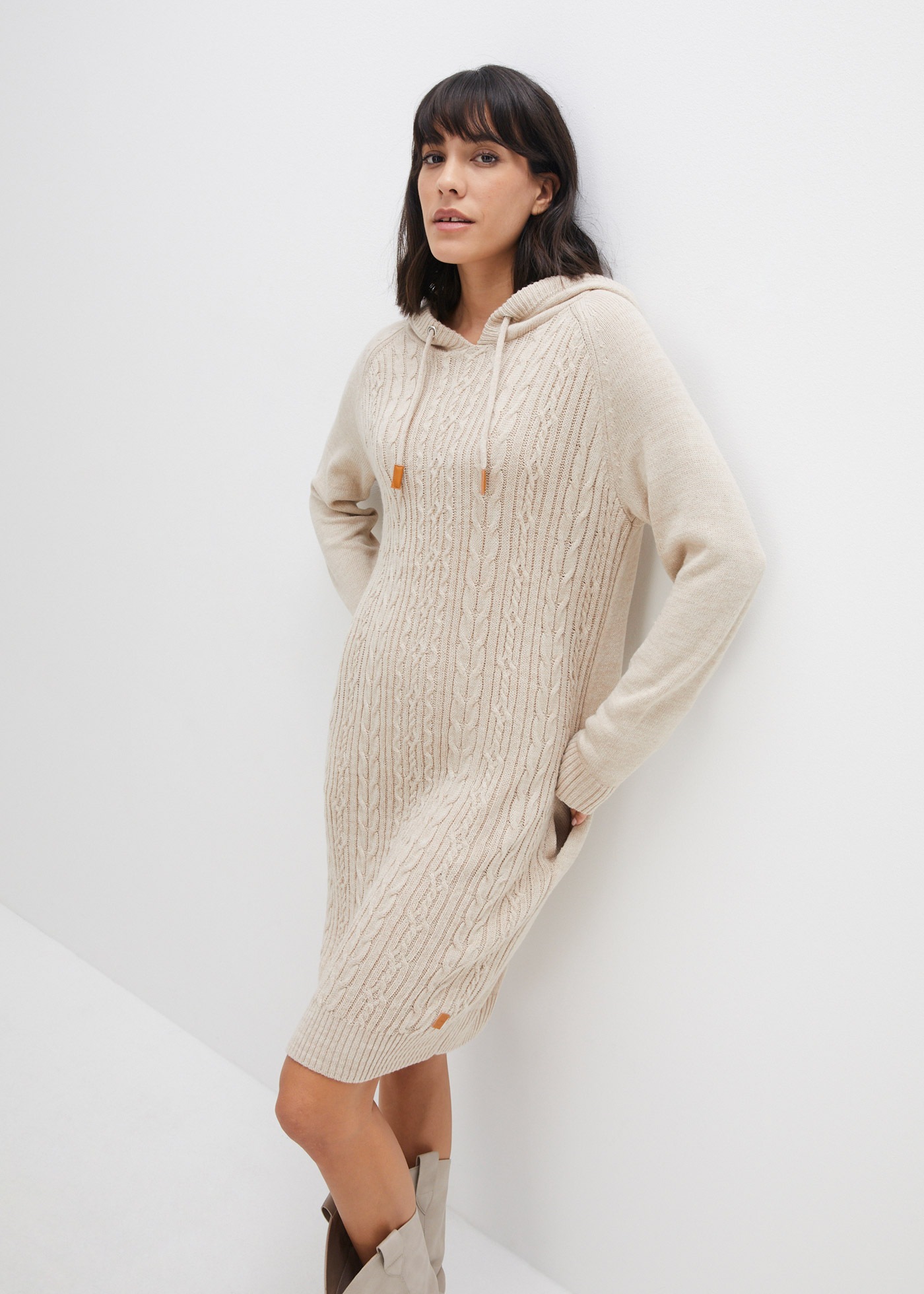 Image of bonprix Strickkleid "Kapuzen-Strickkleid mit Zopfmuster" mit Kapuze, aus Polyacryl, lässig geschnitten, mit Eingrifftaschen