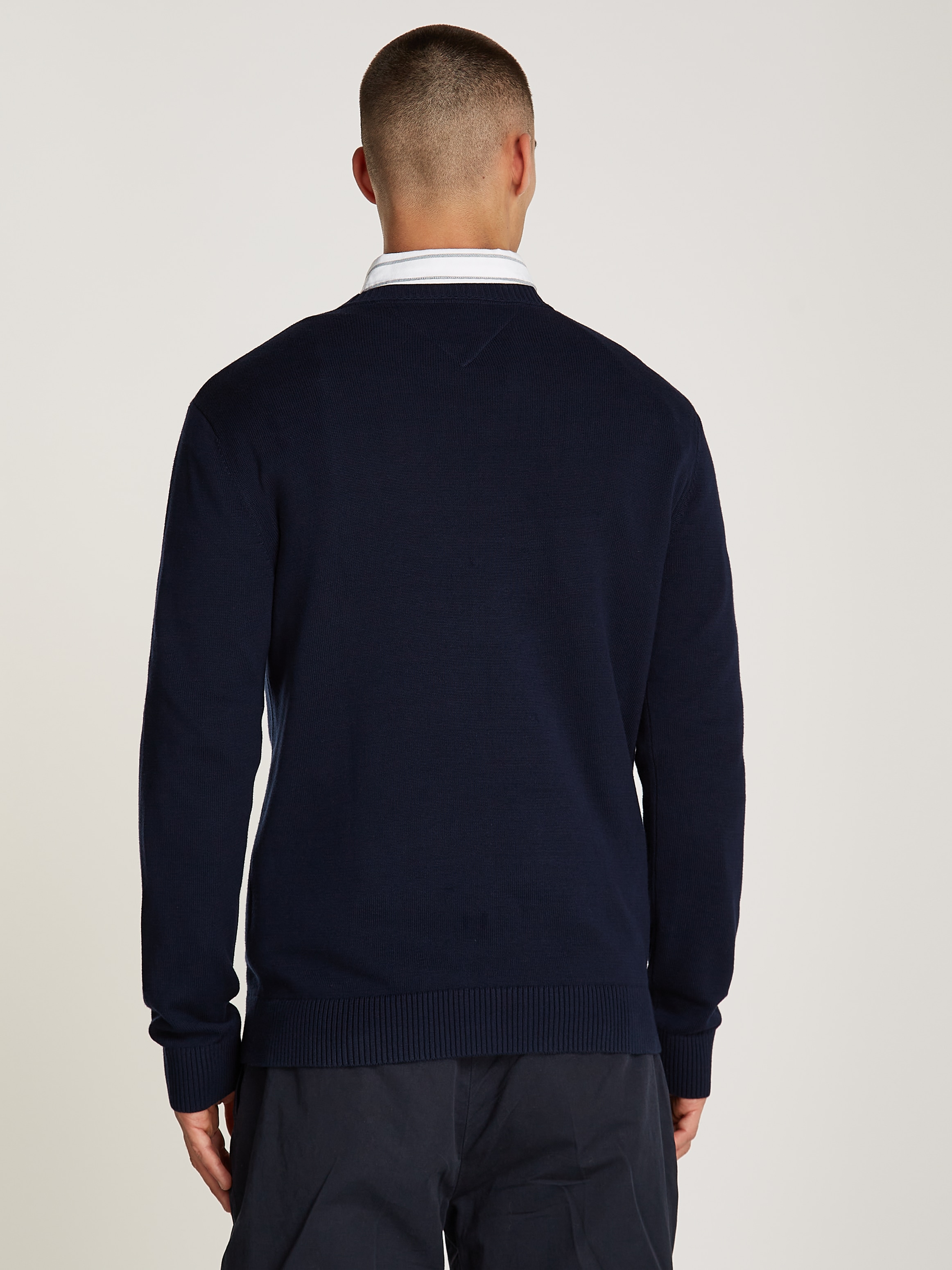 Tommy Jeans Rundhalspullover »TJM SLIM ESSENTIAL LIGHT SWEATER«, mit Flag-Patch