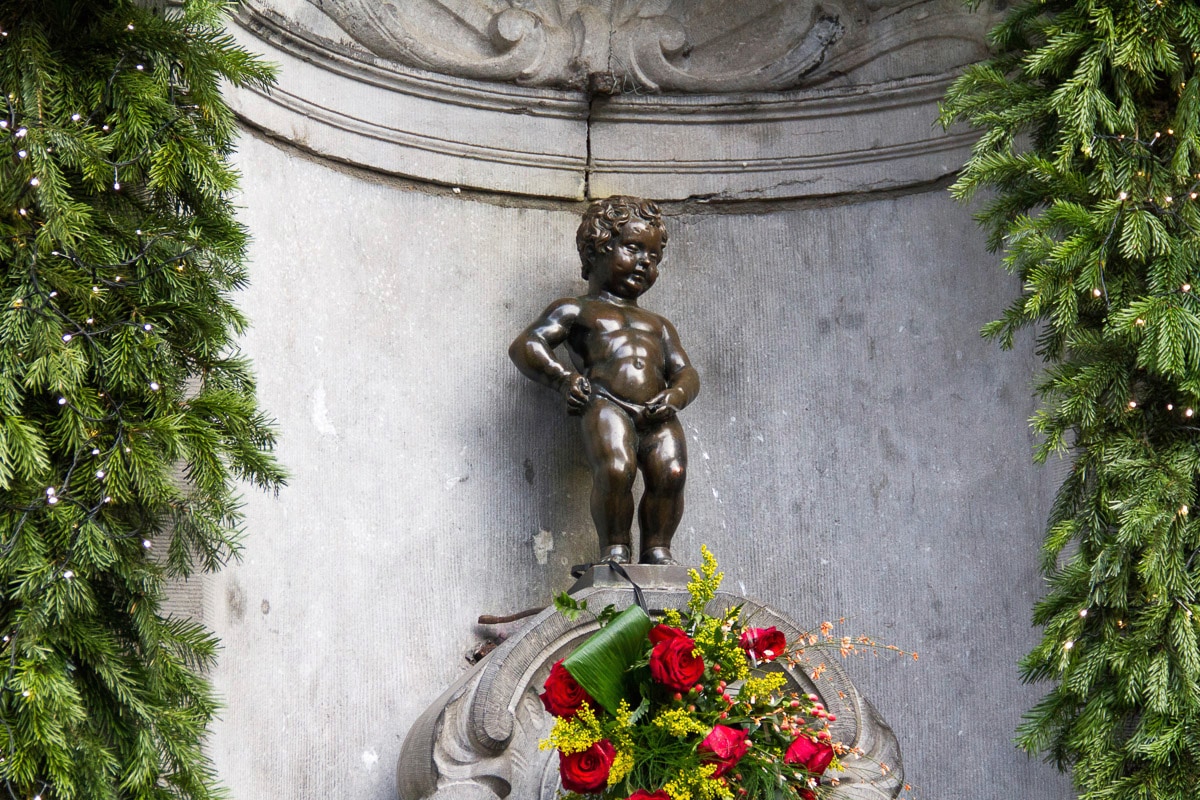 Image of Papermoon Fototapete "Brunnen mit Figur"