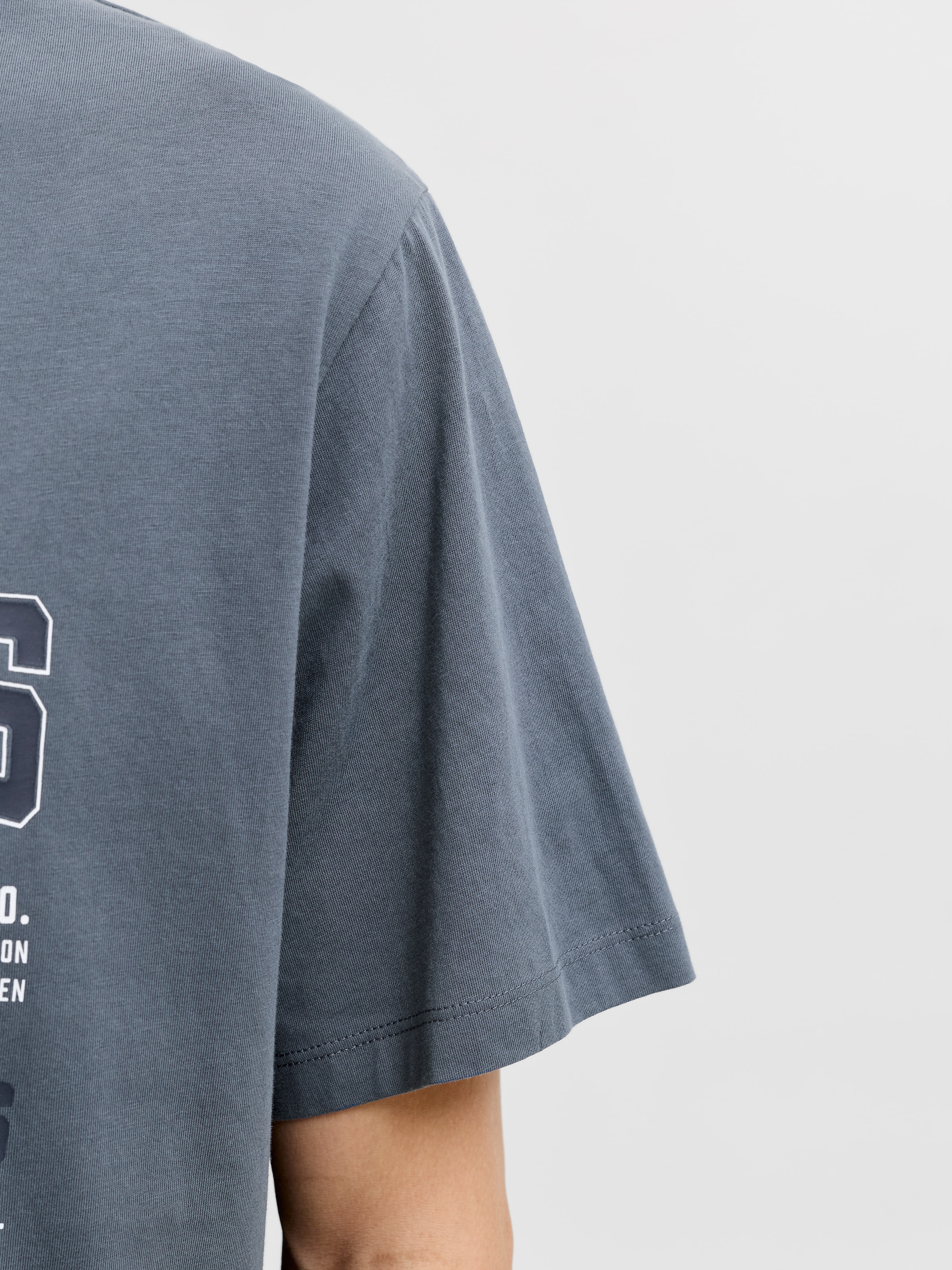 Jack & Jones PlusSize T-shirt »JJELOGO TEE SS O-NECK 2 COL AW26 SN PLS« en pur coton, avec une finition droite au bas, en grande taille