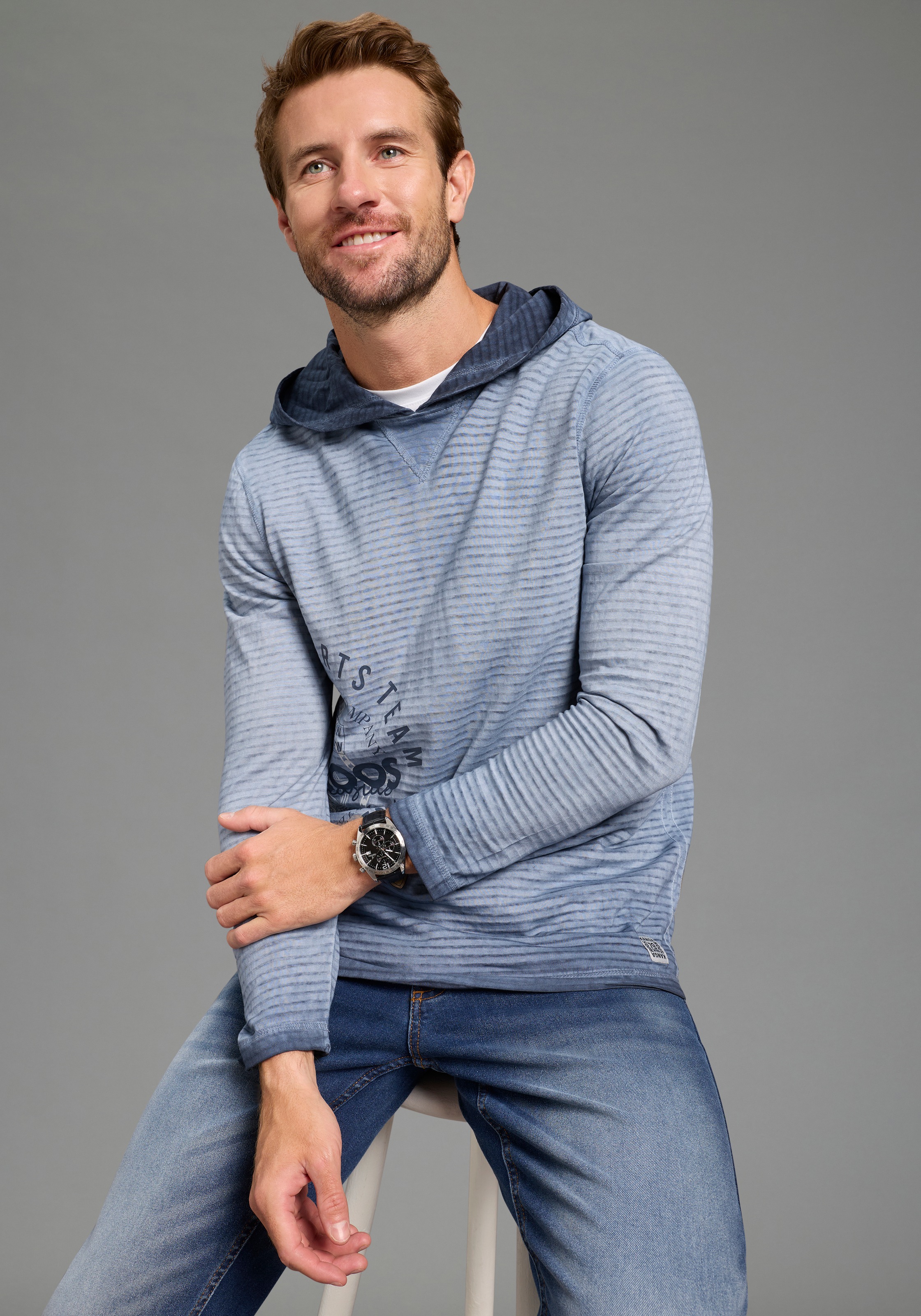 Image of KangaROOS Langarmshirt schmale Passform, Langarm, mit Kapuze, aus Single Jersey