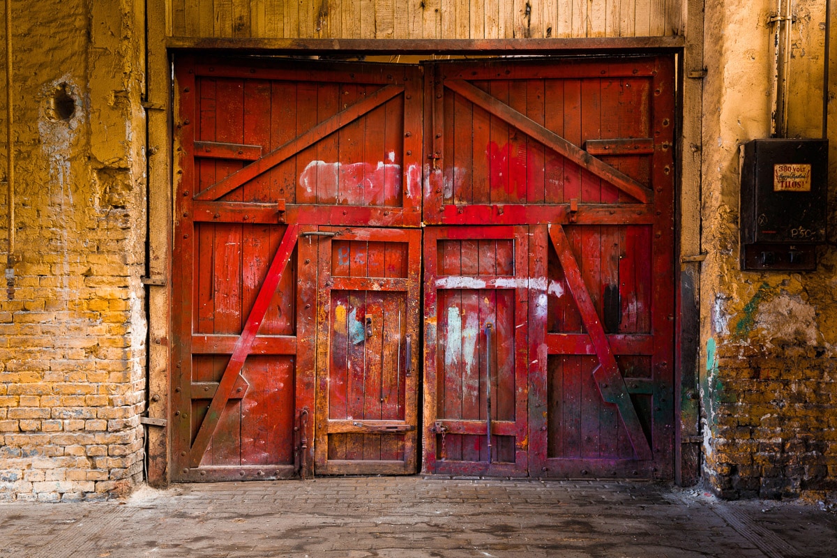 Fototapete »Vintage rotes Holztor«