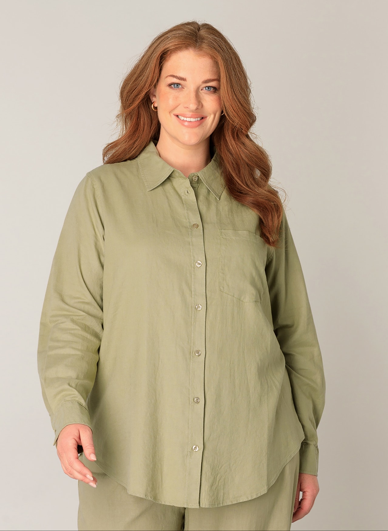 Image of Base Level Curvy Langarmbluse "Yaella" mit Knopfleiste und aus Leinen