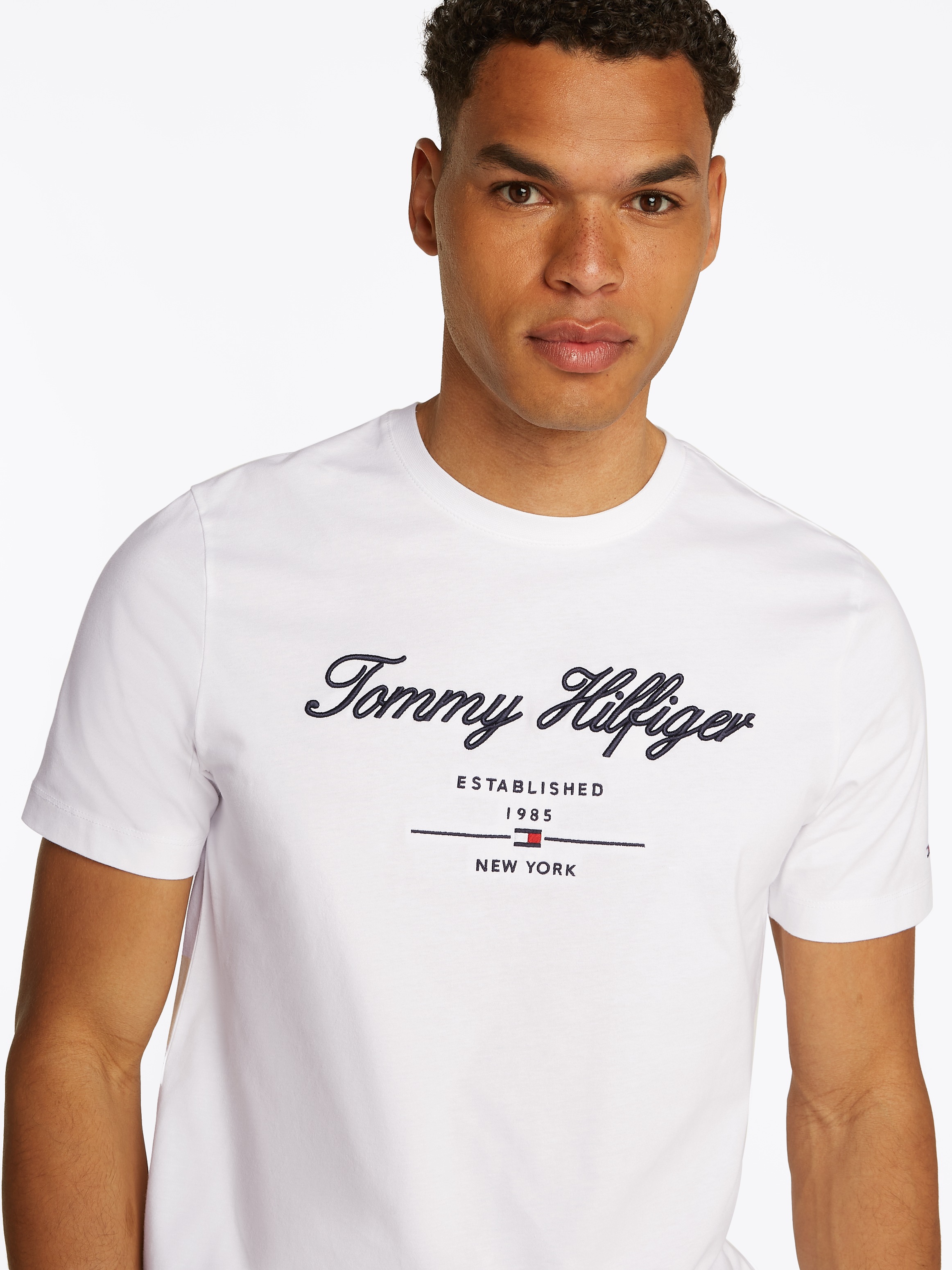 Tommy Hilfiger T-shirt »SCRIPT LOGO TEE« mit aufgesticktem Logo