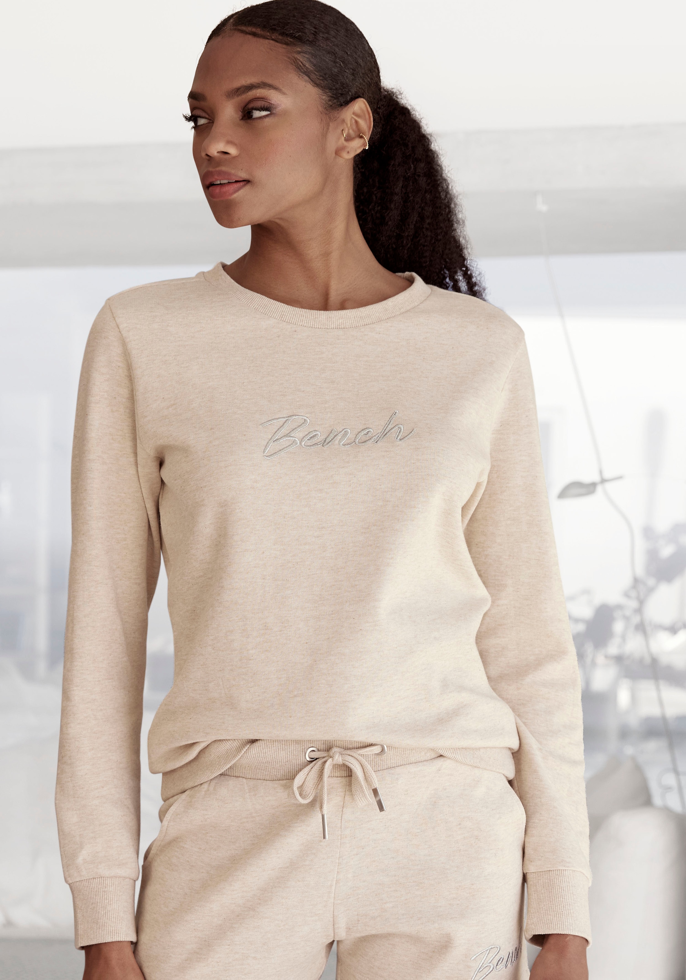 Bench. Loungewear Sweatshirt »-Loungeshirt«, mit glänzender Logostickerei,  Loungewear, Loungeanzug versandkostenfrei auf