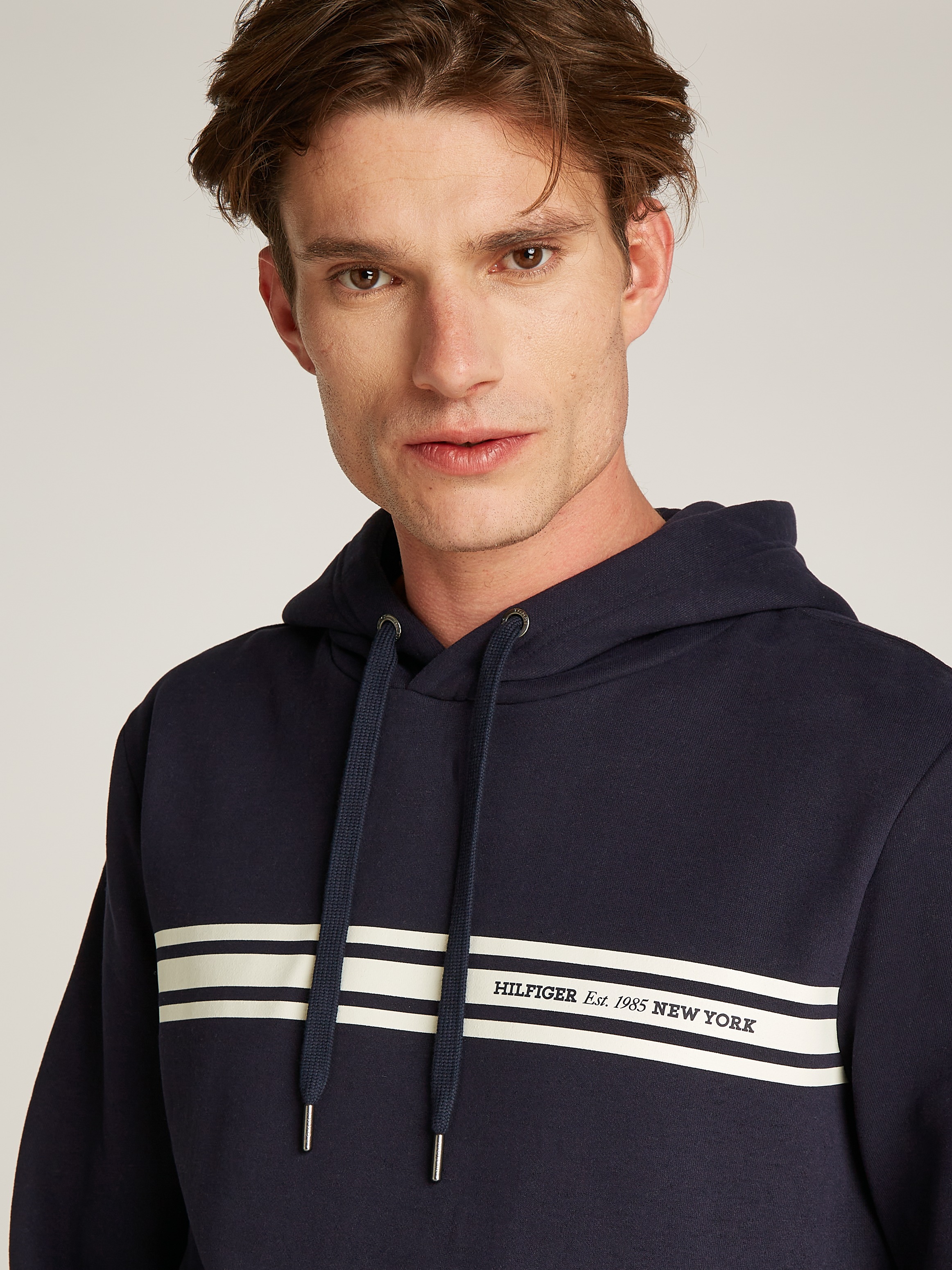 Tommy Hilfiger Kapuzensweatshirt »CENTRAL CHEST STRIPE HOODY«, mit kontrastfarbenen Print