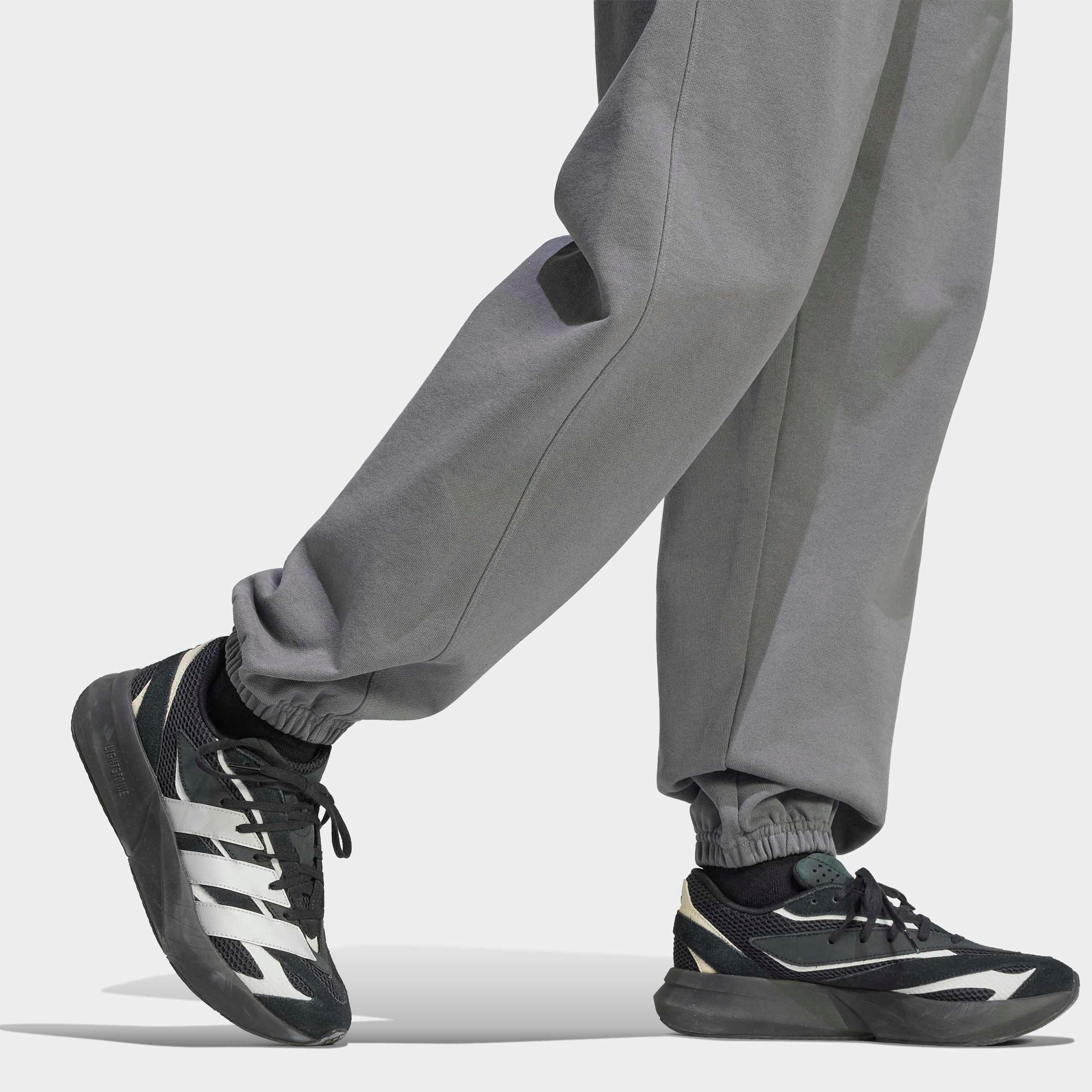 adidas Sportswear Pantalon de sport »ADIDAS KIT, LOCKER GESCHNITTEN, BÜNDCHEN, KLEINES LOGO«  Pantalon de sport KIT, qualité premium lourde, structure de tissu robuste