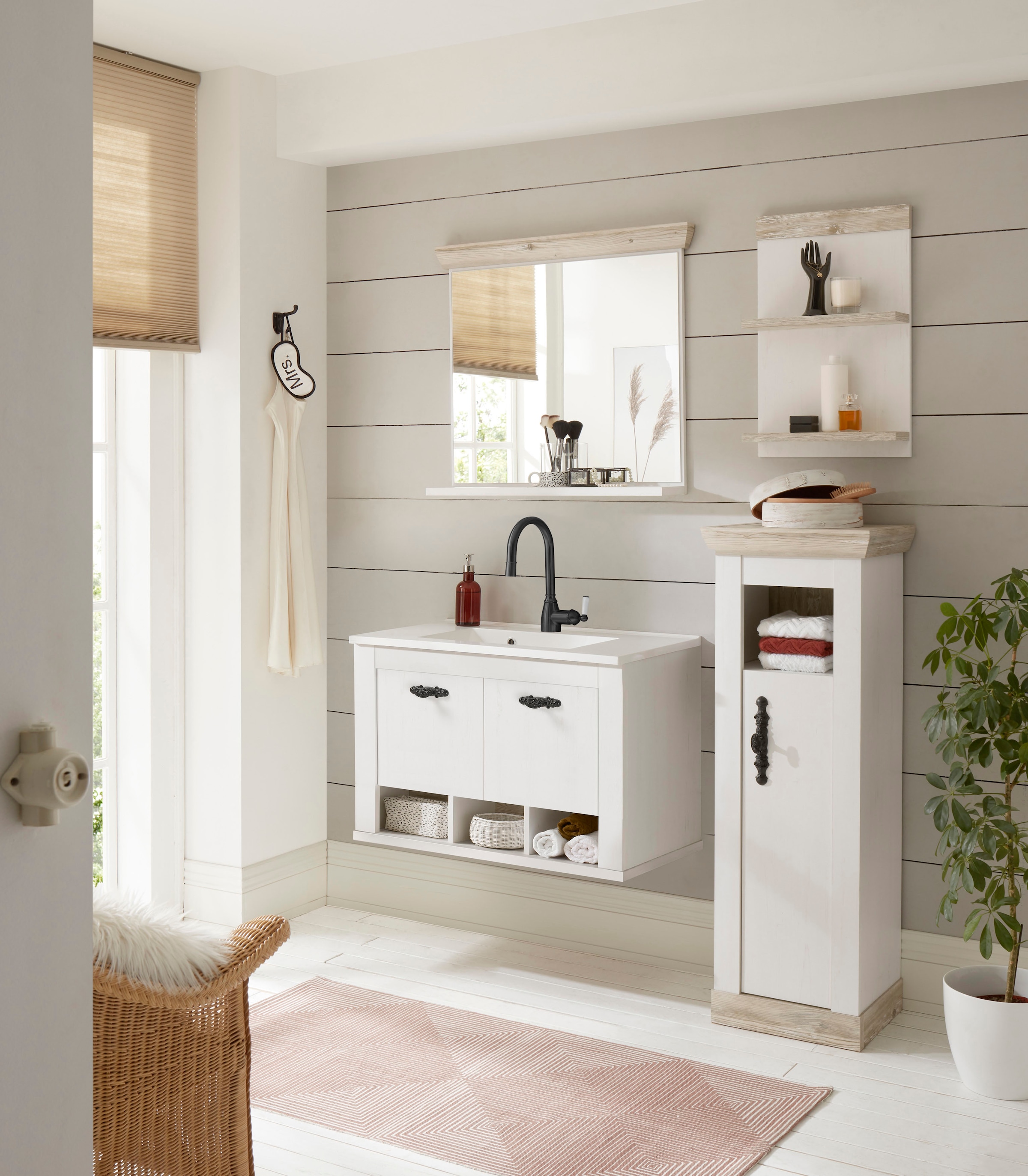 Home affaire Badmöbel-Set »Florenz, Bad im Landhausstil, 4-teiliges Badezimmer«, (4 St.), Hänge-Waschtisch, Schrank, Wandboard und Spiegel, in Pinie Weiss