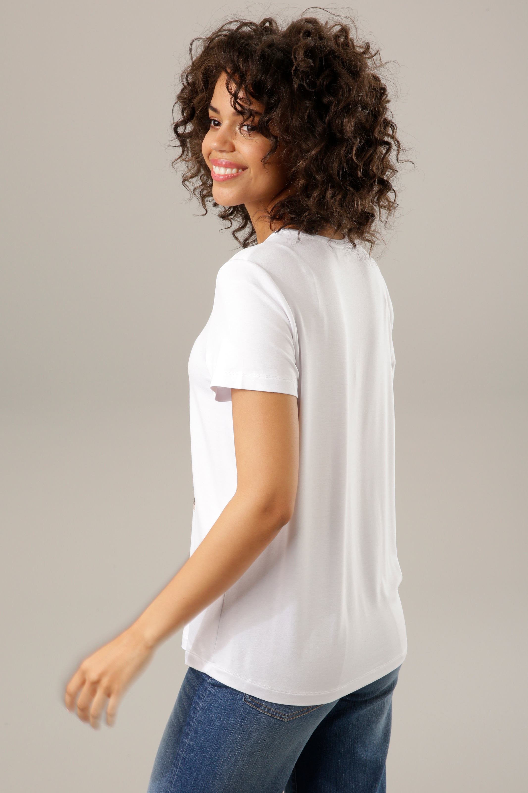 Glitzersteinchen versandkostenfrei ♕ mit T-Shirt, Aniston CASUAL Frontdruck kaufen verzierter
