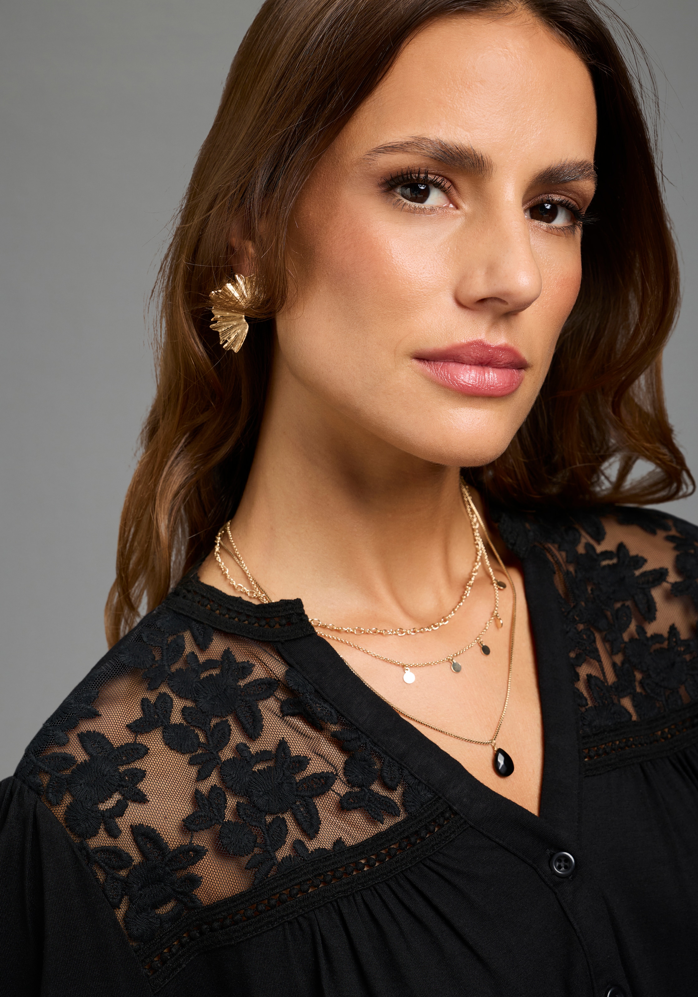Laura Scott Spitzenshirt mit V-Ausschnitt, figurumspielende Passform
